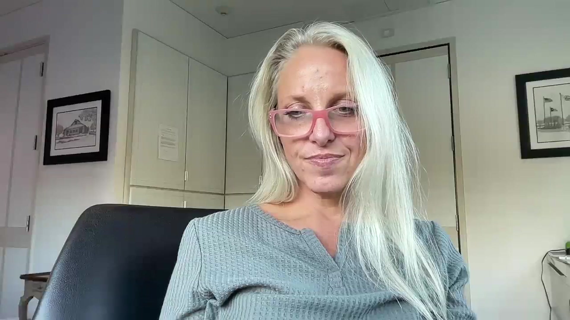 Gallery image thumbnail from jadeandpearls's myfreecams stream on, 12/24/2023, 21:56 image 18 of 20