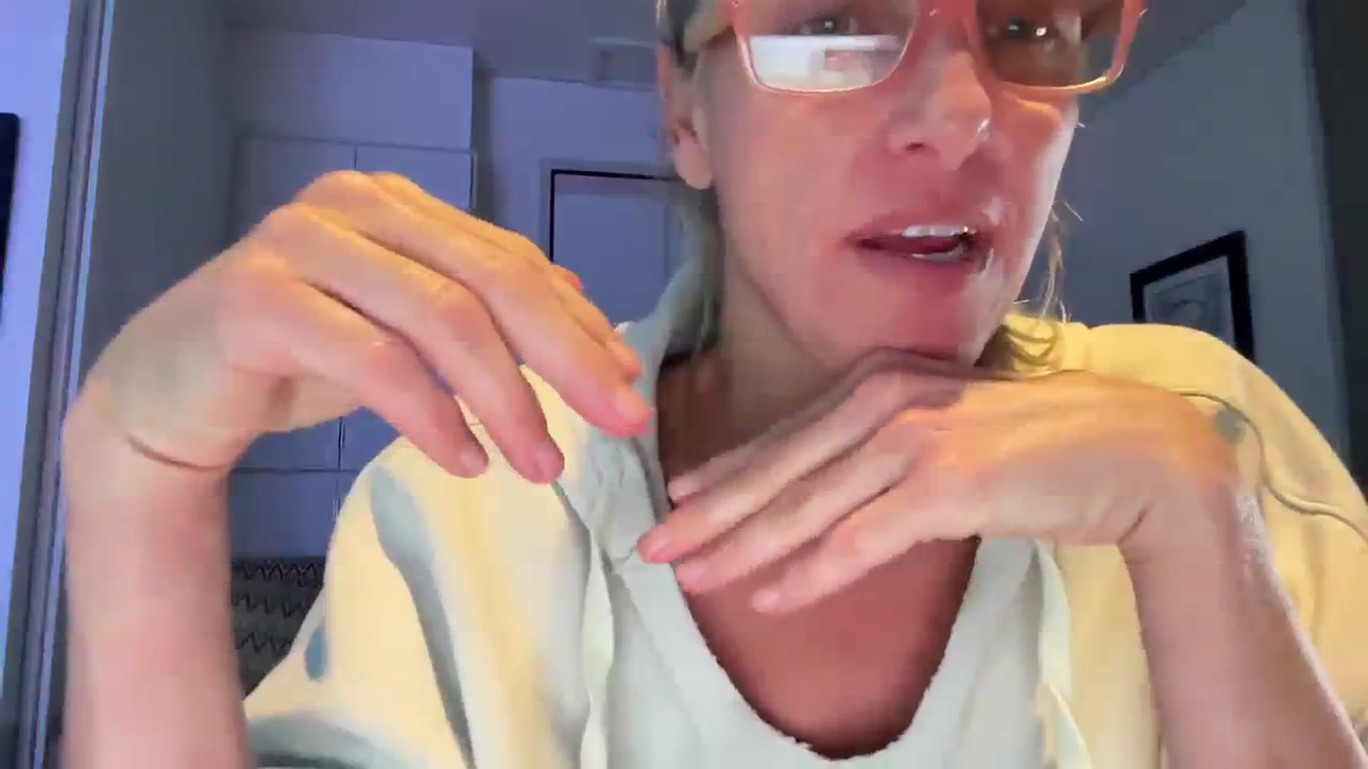 Gallery image thumbnail from jadeandpearls's myfreecams stream on, 12/31/2023, 03:39 image 15 of 20