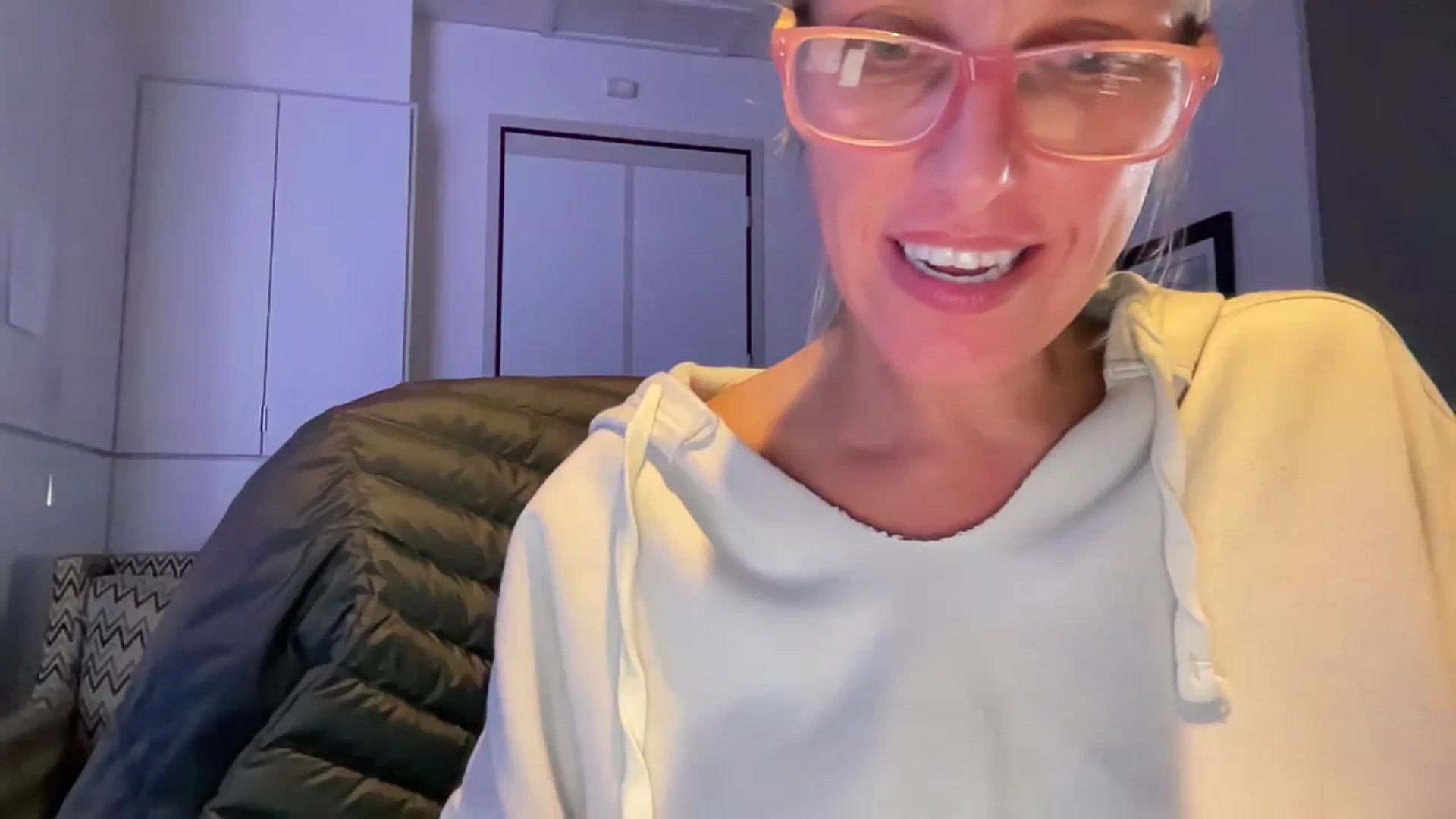 Gallery image thumbnail from jadeandpearls's myfreecams stream on, 12/31/2023, 03:39 image 5 of 20