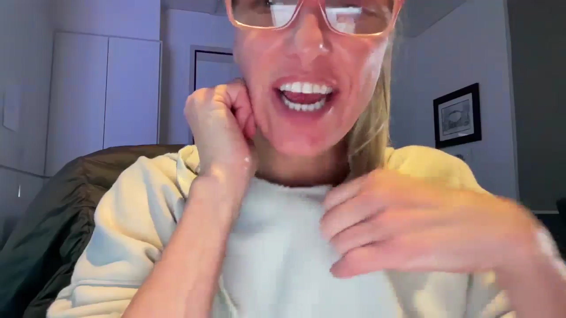 Gallery image thumbnail from jadeandpearls's myfreecams stream on, 12/31/2023, 03:39 image 7 of 20