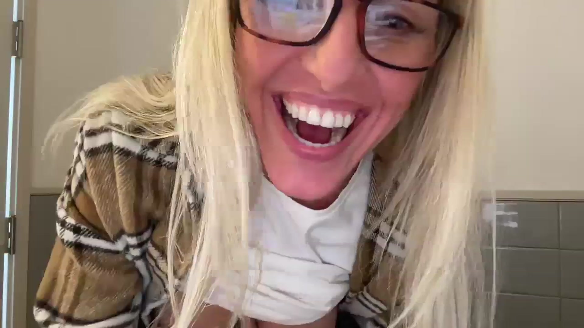 Gallery image thumbnail from jadeandpearls's myfreecams stream on, 01/20/2024, 22:23 image 18 of 20