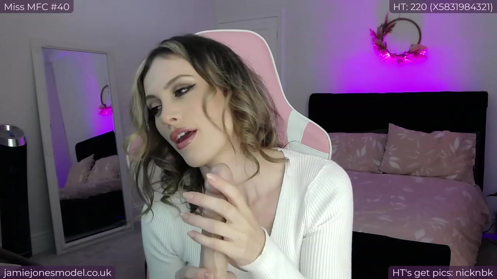 Gallery image thumbnail from jamiejones's myfreecams stream on, 09/15/2023, 13:02 image 10 of 20