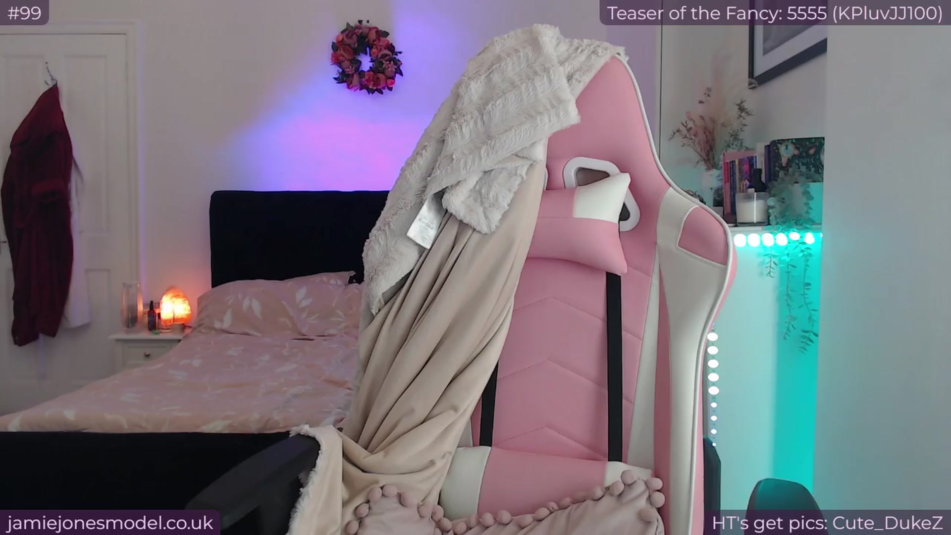 Gallery image thumbnail from jamiejones's myfreecams stream on, 04/10/2024, 23:46 image 17 of 20