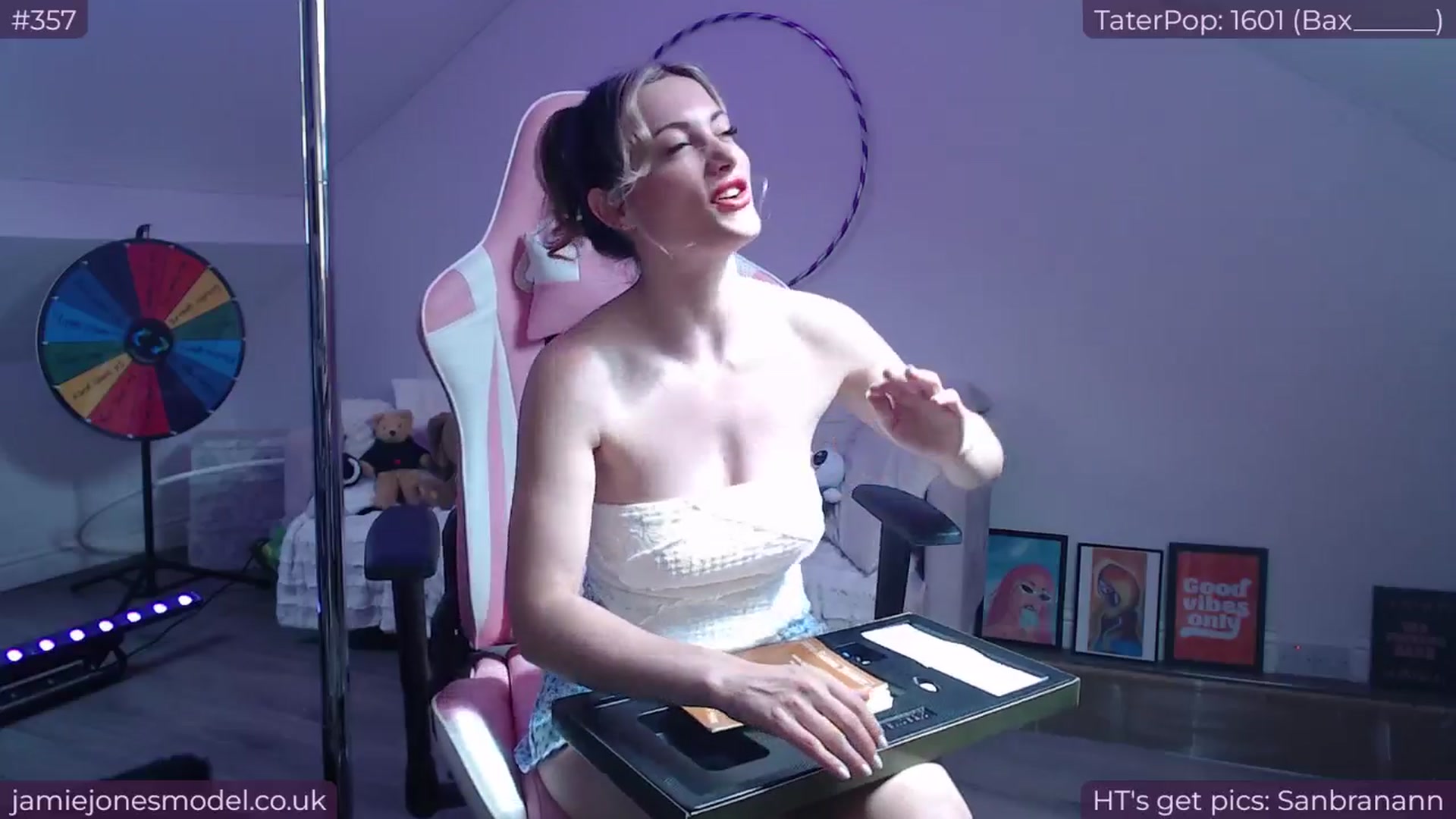 Gallery image thumbnail from jamiejones's myfreecams stream on, 07/27/2024, 14:44 image 6 of 20