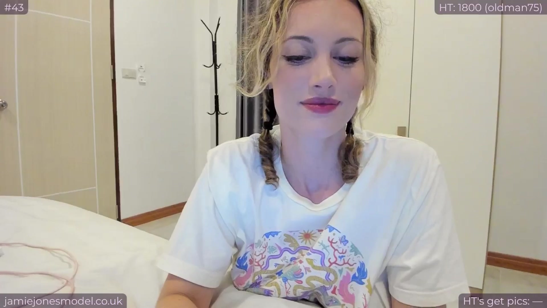 Gallery image thumbnail from jamiejones's myfreecams stream on, 11/16/2024, 13:43 image 17 of 20