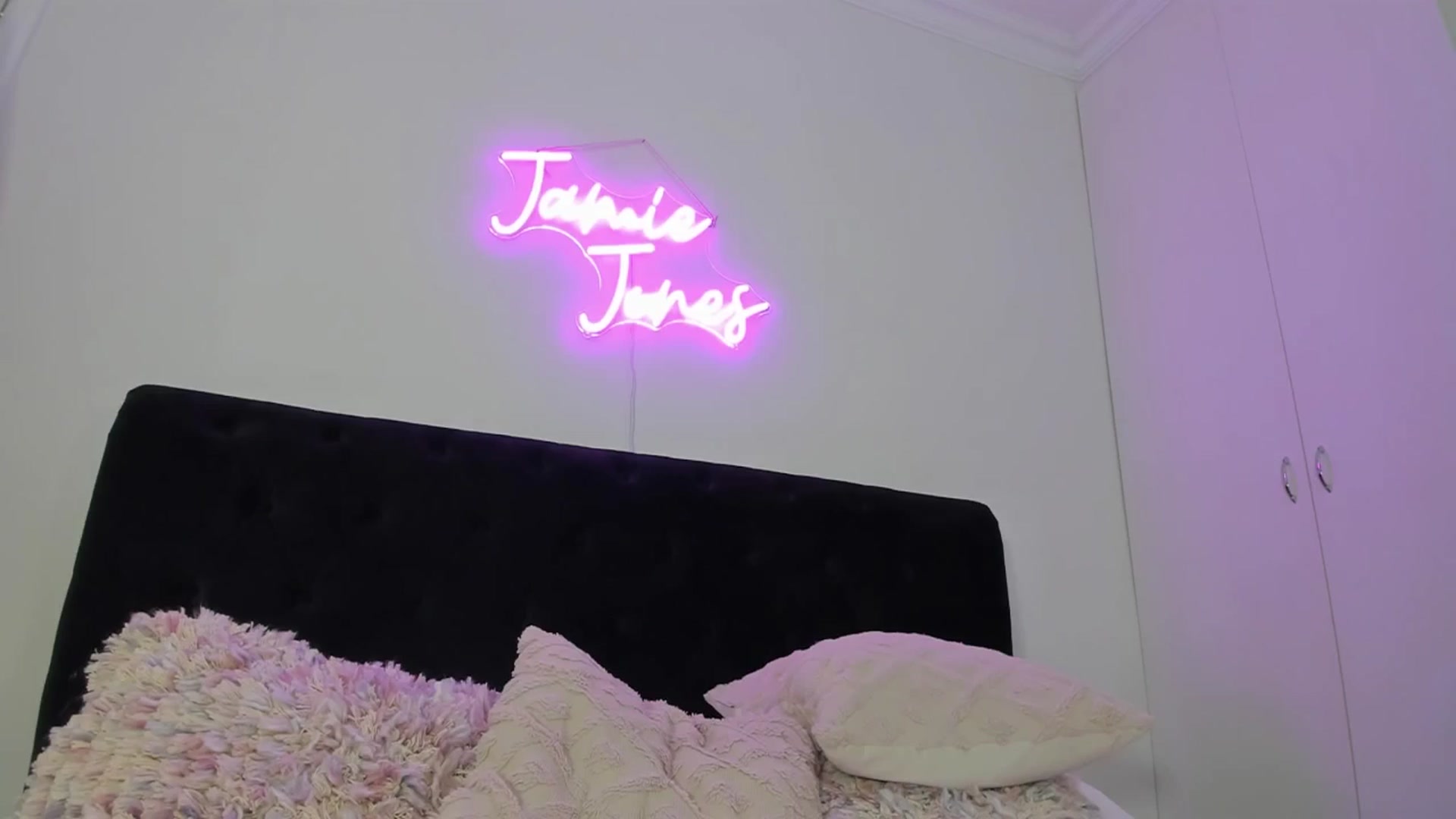 Gallery image thumbnail from jamiejones's myfreecams stream on, 08/15/2025, 21:09 image 15 of 20