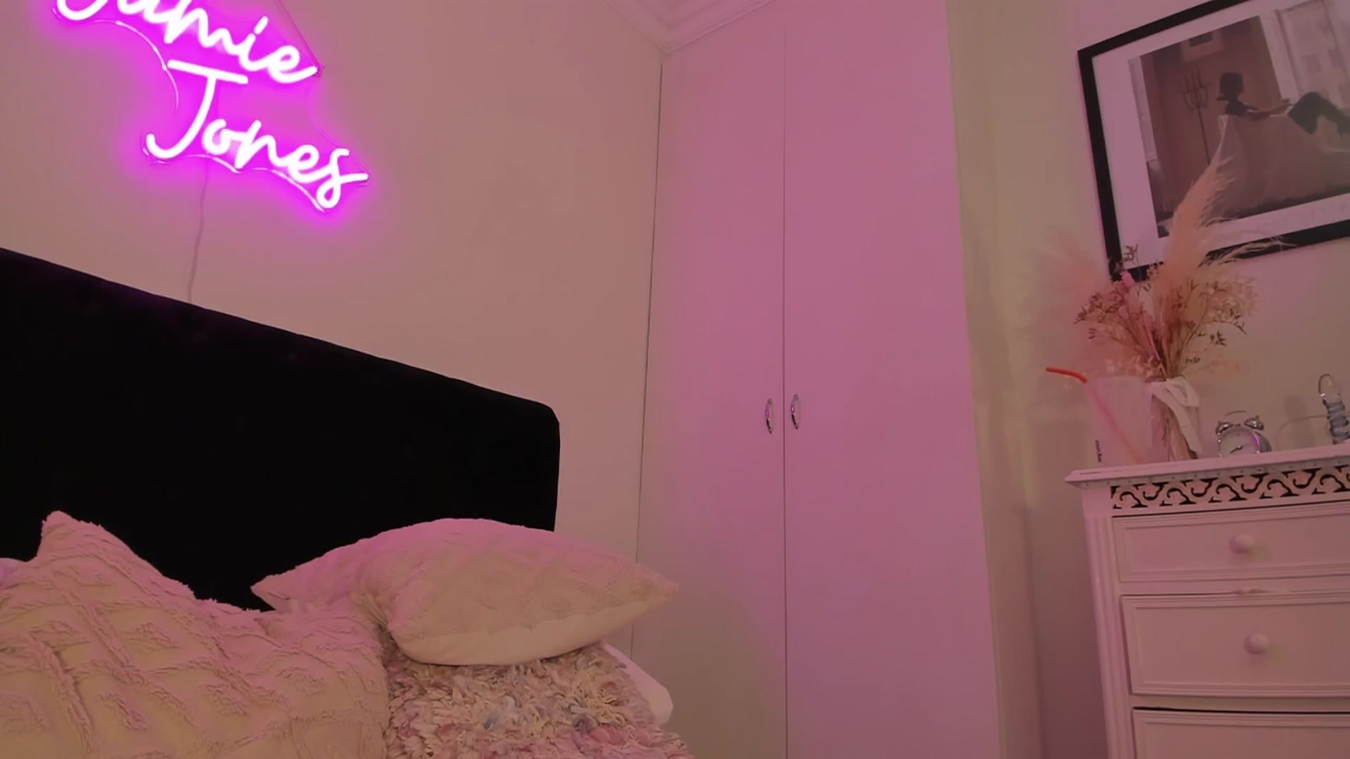 Gallery image thumbnail from jamiejones's myfreecams stream on, 08/15/2025, 21:09 image 14 of 20