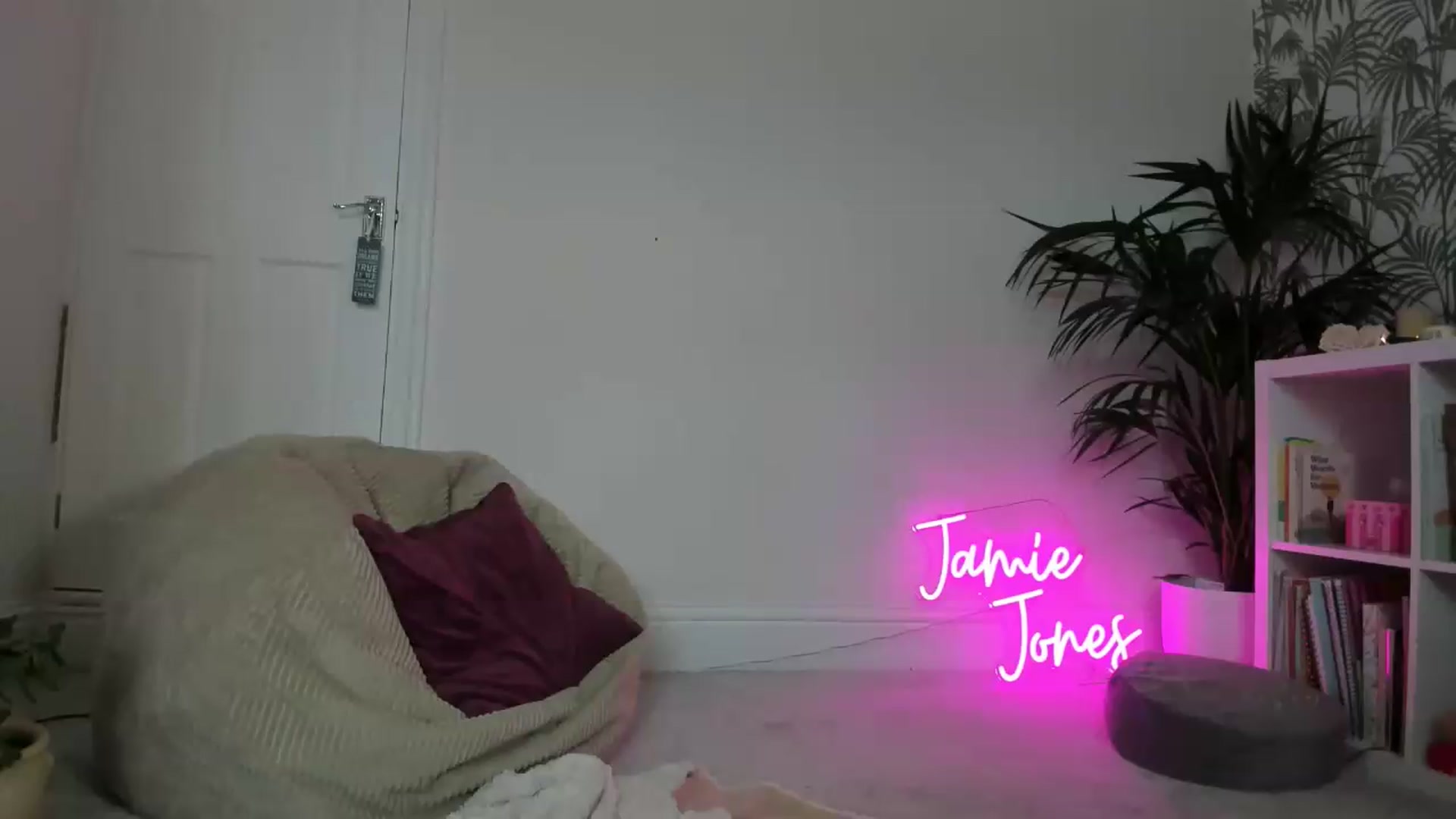 Gallery image thumbnail from jamiejones's myfreecams stream on, 06/14/2026, 16:59 image 12 of 20