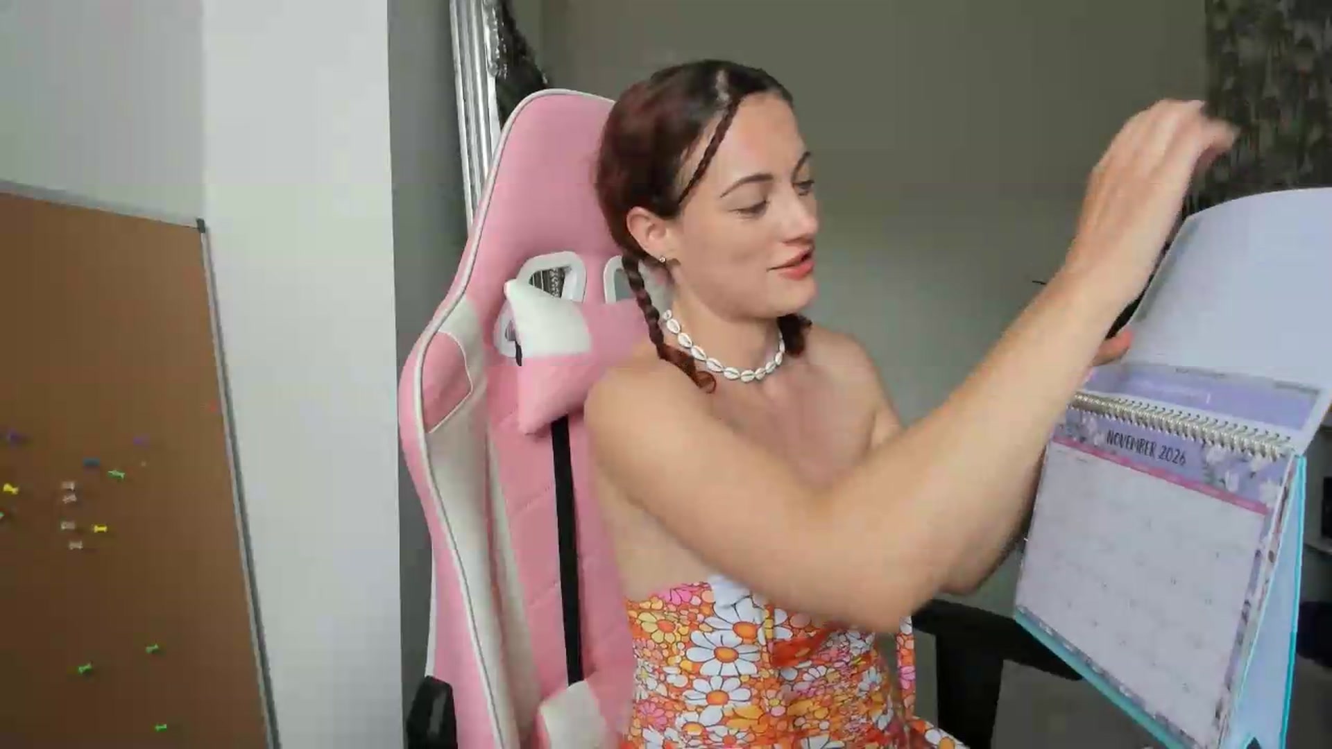 Gallery image thumbnail from jamiejones's myfreecams stream on, 06/20/2026, 13:13 image 19 of 20