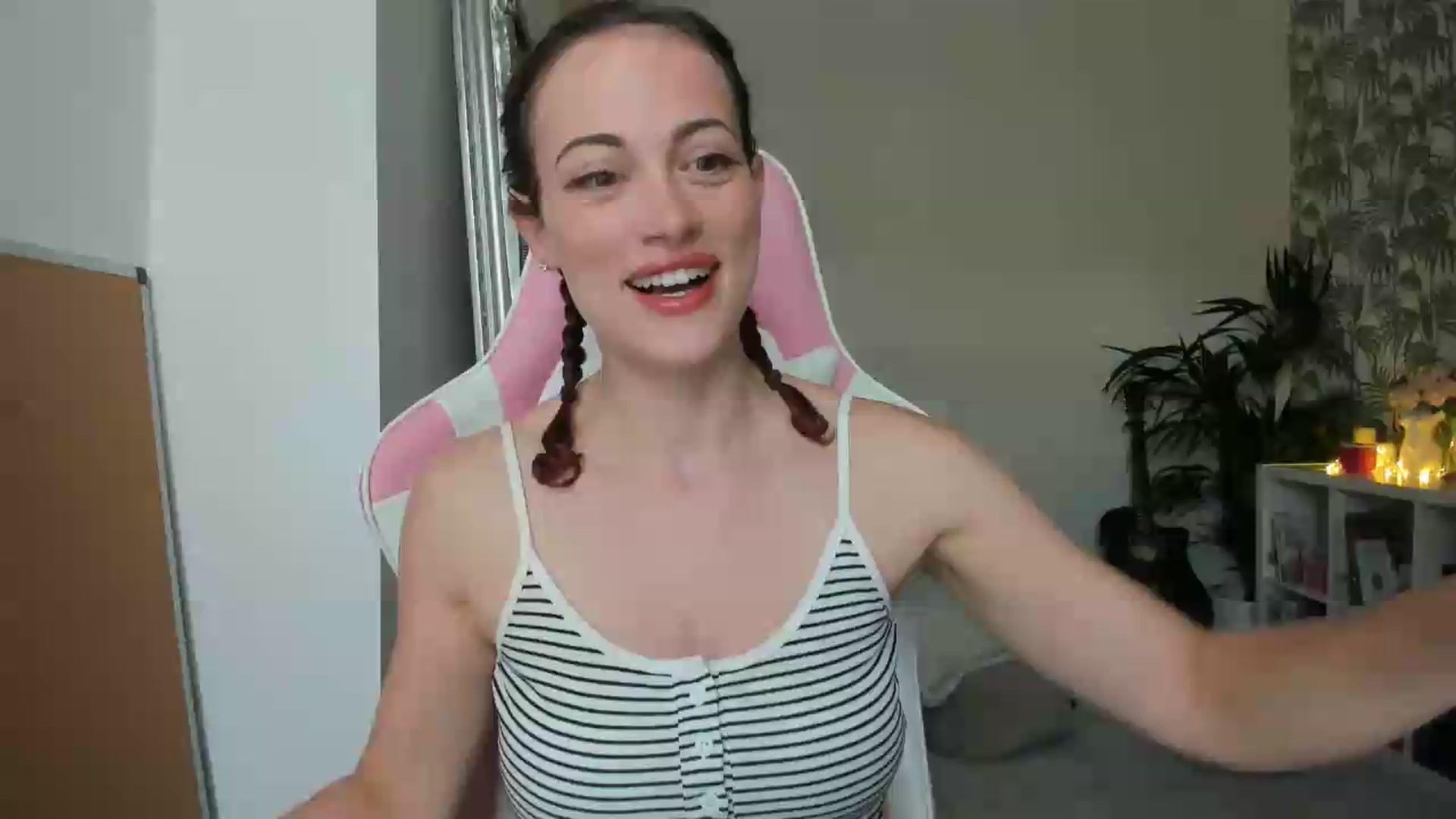 Gallery image thumbnail from jamiejones's myfreecams stream on, 06/21/2026, 13:05 image 1 of 20