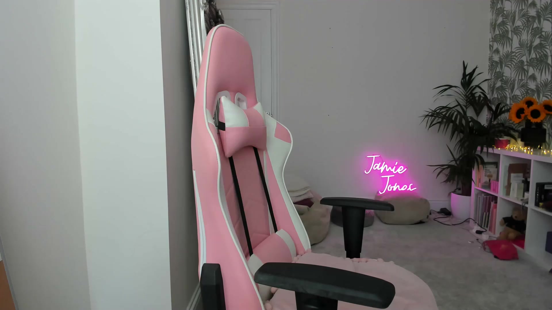 Gallery image thumbnail from jamiejones's myfreecams stream on, 08/22/2026, 12:40 image 15 of 20