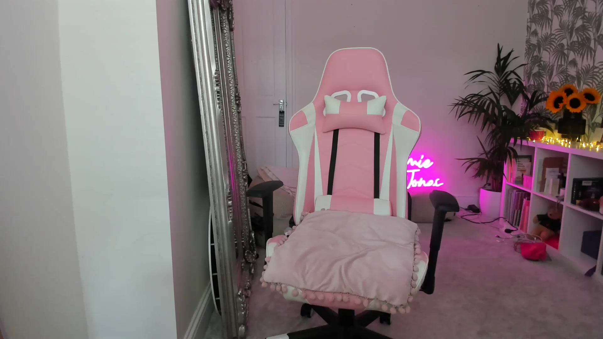 Gallery image thumbnail from jamiejones's myfreecams stream on, 08/22/2026, 12:52 image 12 of 20