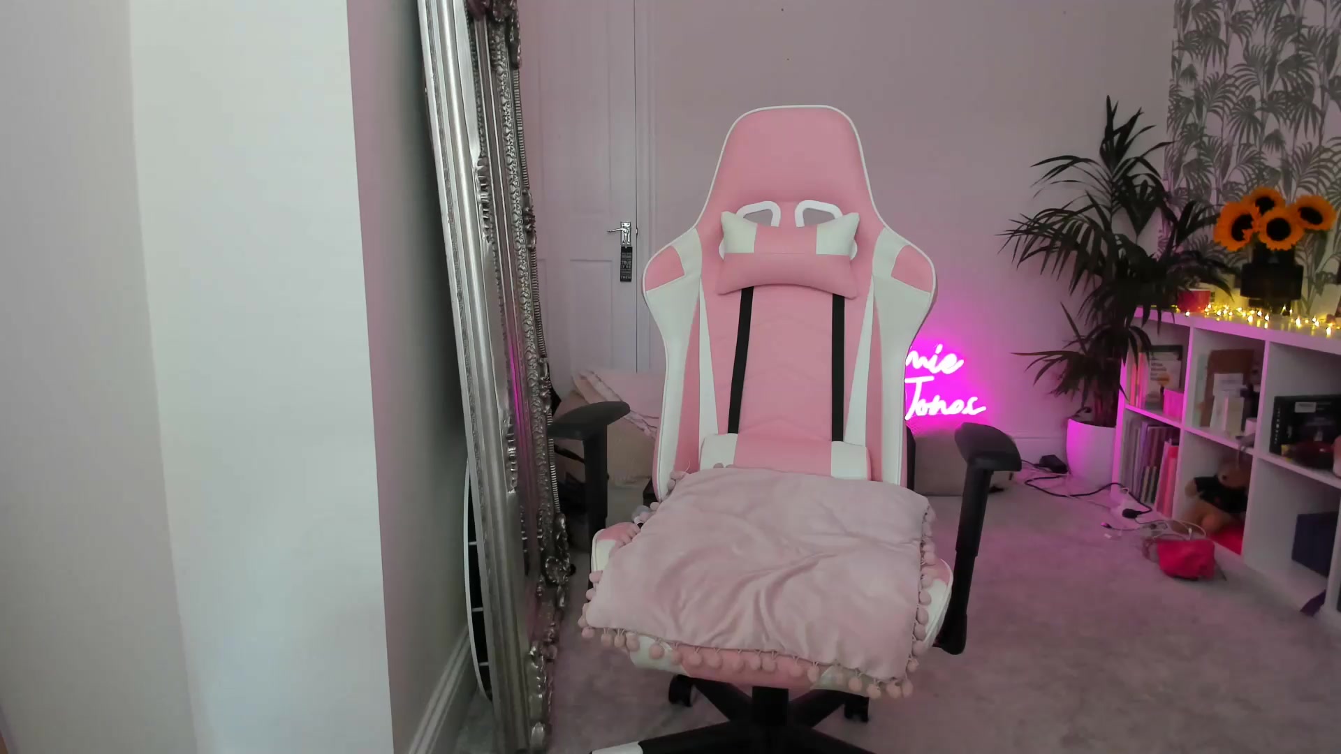 Gallery image thumbnail from jamiejones's myfreecams stream on, 08/22/2026, 12:52 image 9 of 20