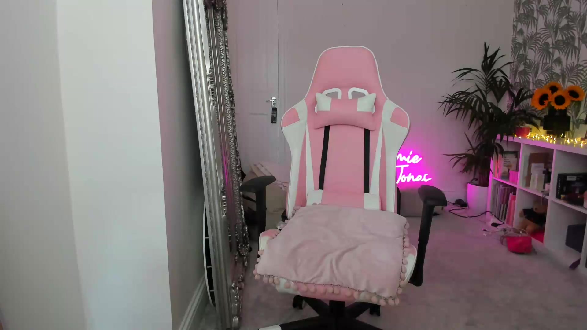 Gallery image thumbnail from jamiejones's myfreecams stream on, 08/22/2026, 12:52 image 8 of 20