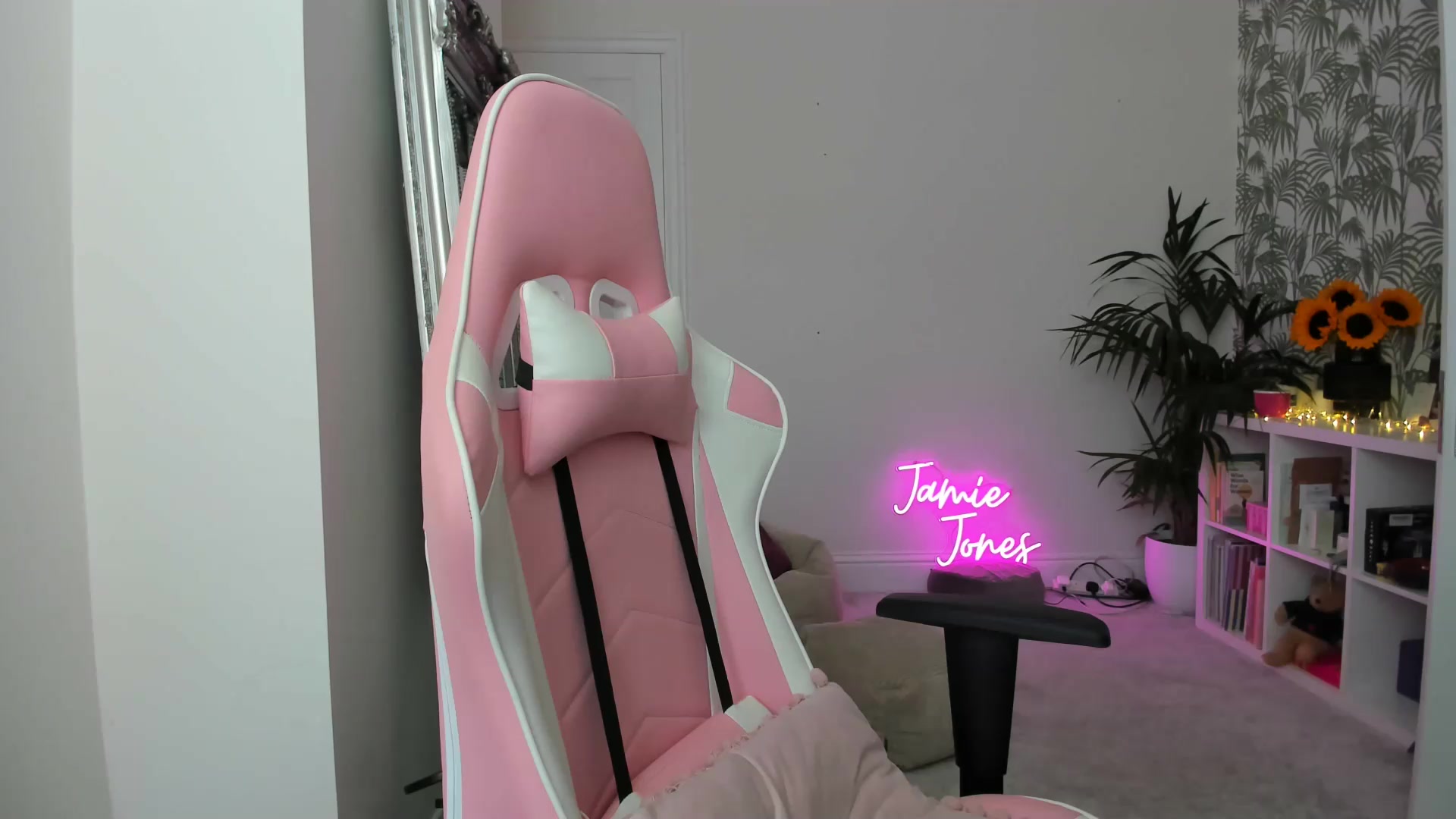 Gallery image thumbnail from jamiejones's myfreecams stream on, 08/23/2026, 11:59 image 15 of 20