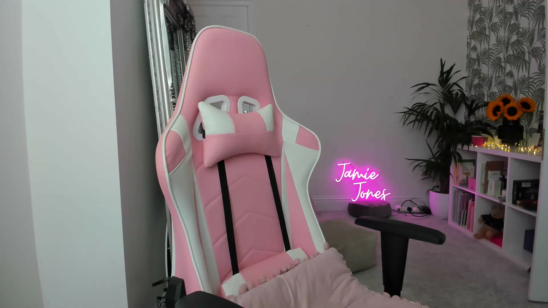 Gallery image thumbnail from jamiejones's myfreecams stream on, 08/23/2026, 12:14 image 19 of 20