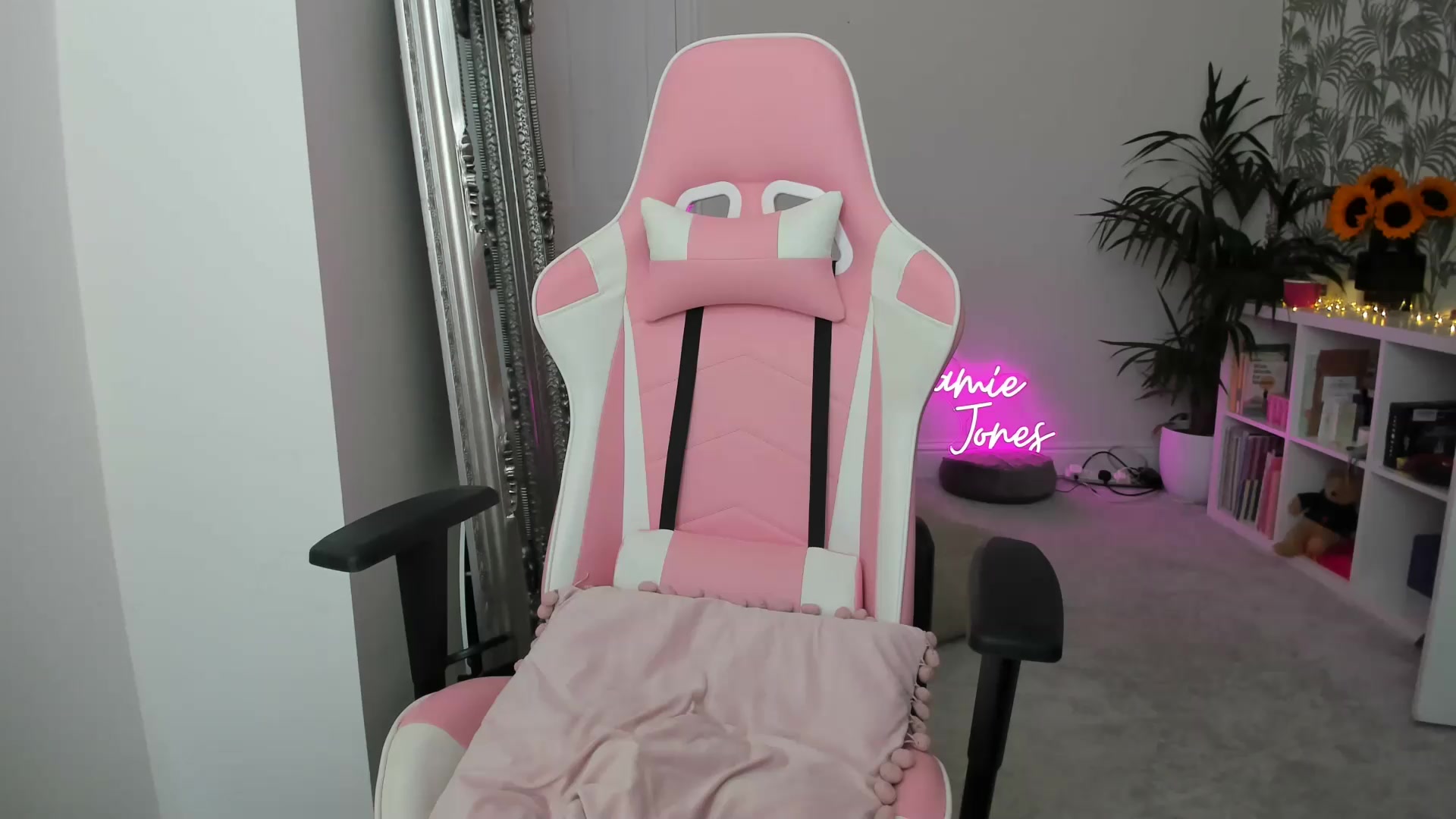 Gallery image thumbnail from jamiejones's myfreecams stream on, 08/23/2026, 12:45 image 9 of 20