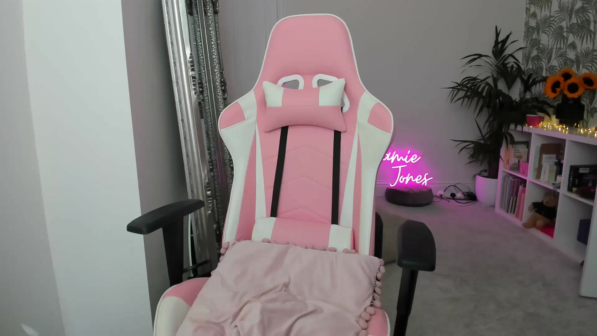 Gallery image thumbnail from jamiejones's myfreecams stream on, 08/23/2026, 12:45 image 14 of 20