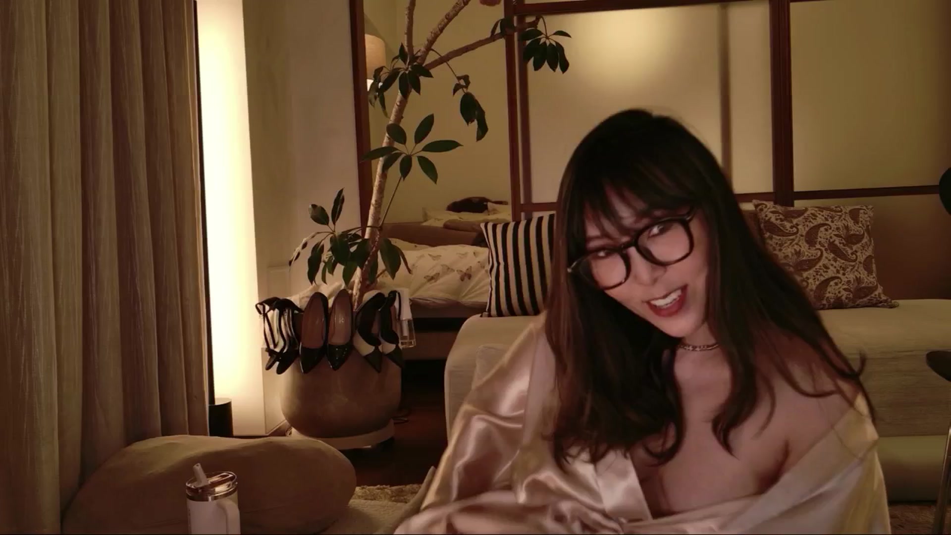 Gallery image thumbnail from japanesequeen's myfreecams stream on, 04/11/2026, 12:23 image 11 of 20