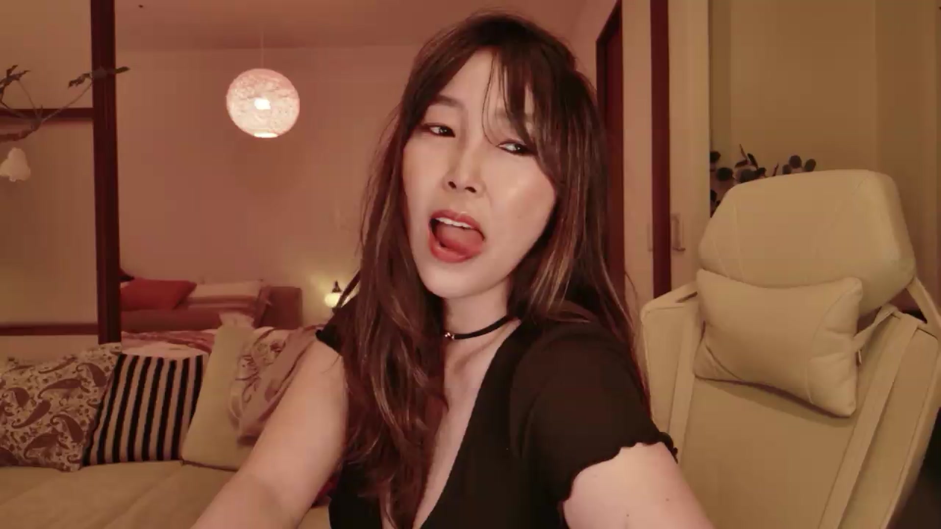 Gallery image thumbnail from japanesequeen's myfreecams stream on, 05/16/2026, 10:51 image 16 of 20