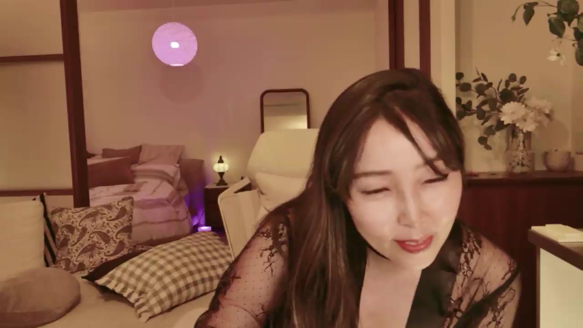 Gallery image thumbnail from japanesequeen's myfreecams stream on, 05/31/2026, 17:15 image 17 of 20