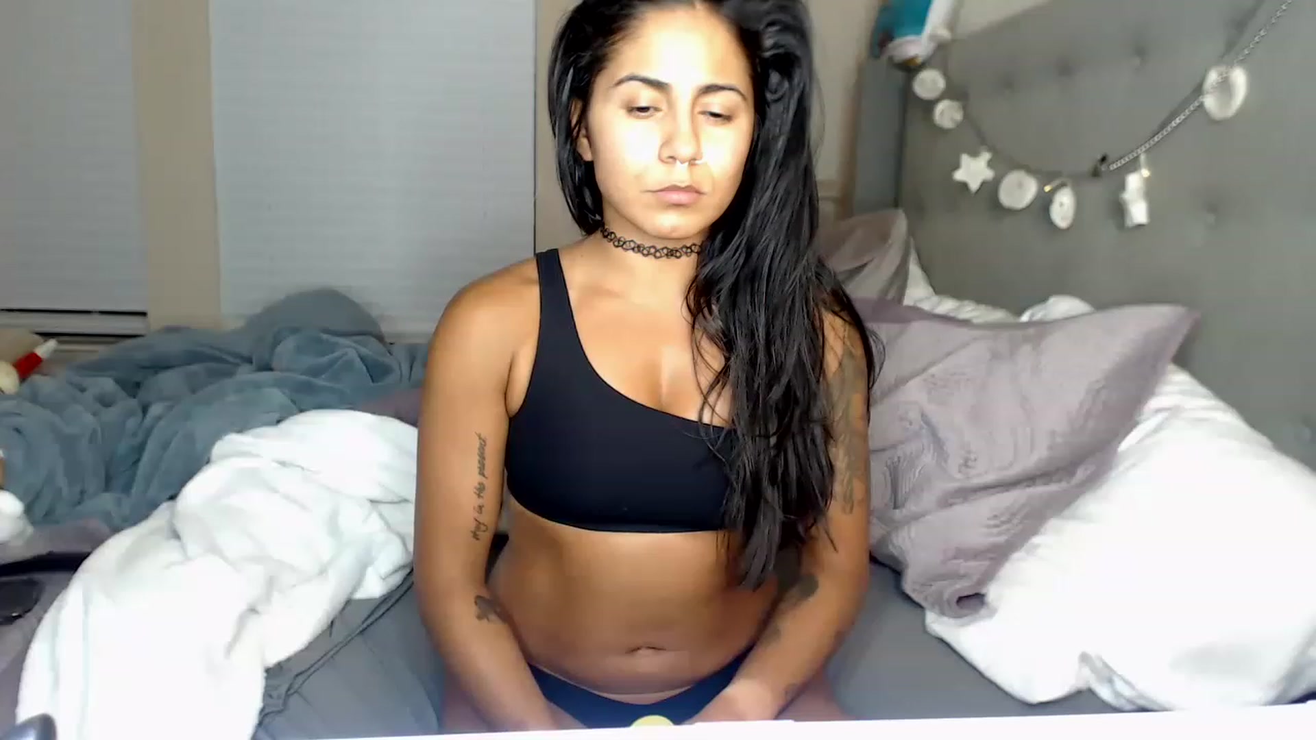 Gallery image thumbnail from jizzgooglez's myfreecams stream on, 03/05/2023, 05:06 image 10 of 20