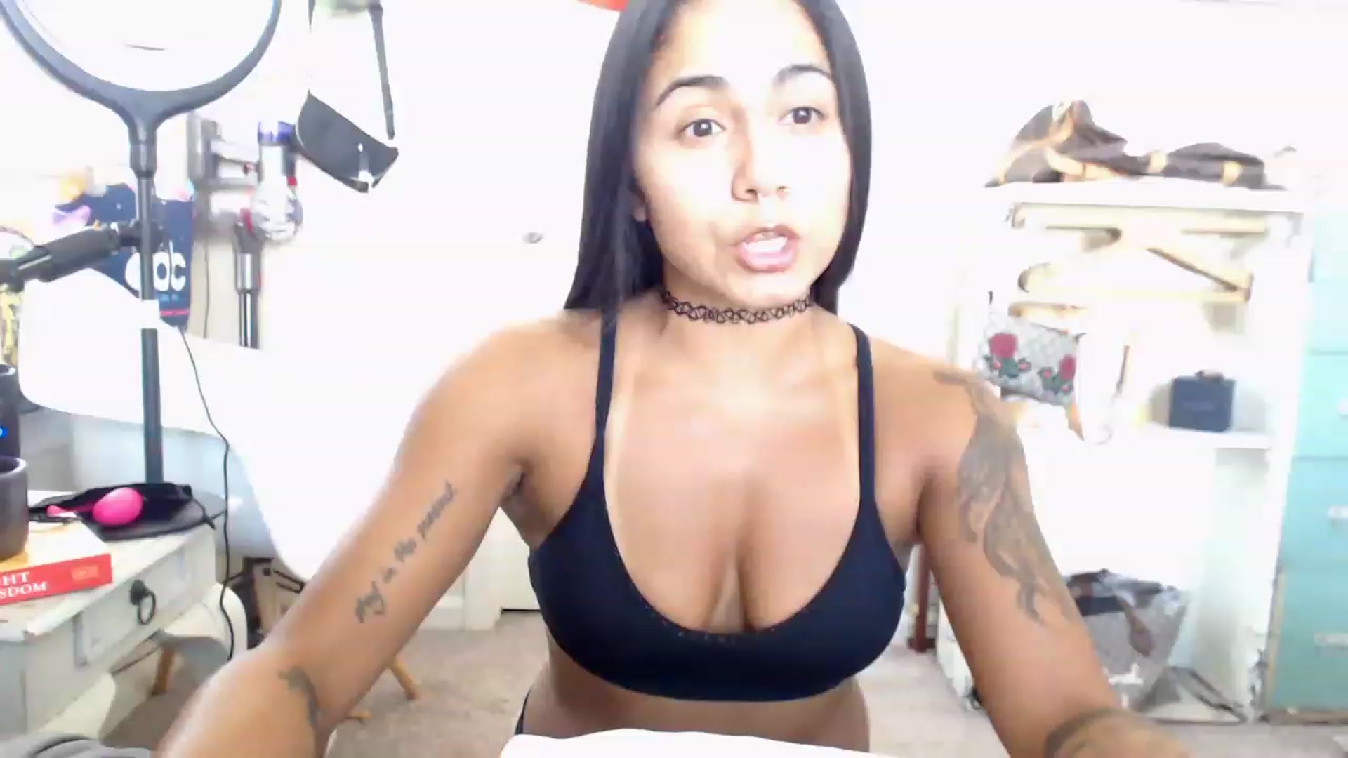 Gallery image thumbnail from jizzgooglez's myfreecams stream on, 03/07/2023, 20:57 image 11 of 20