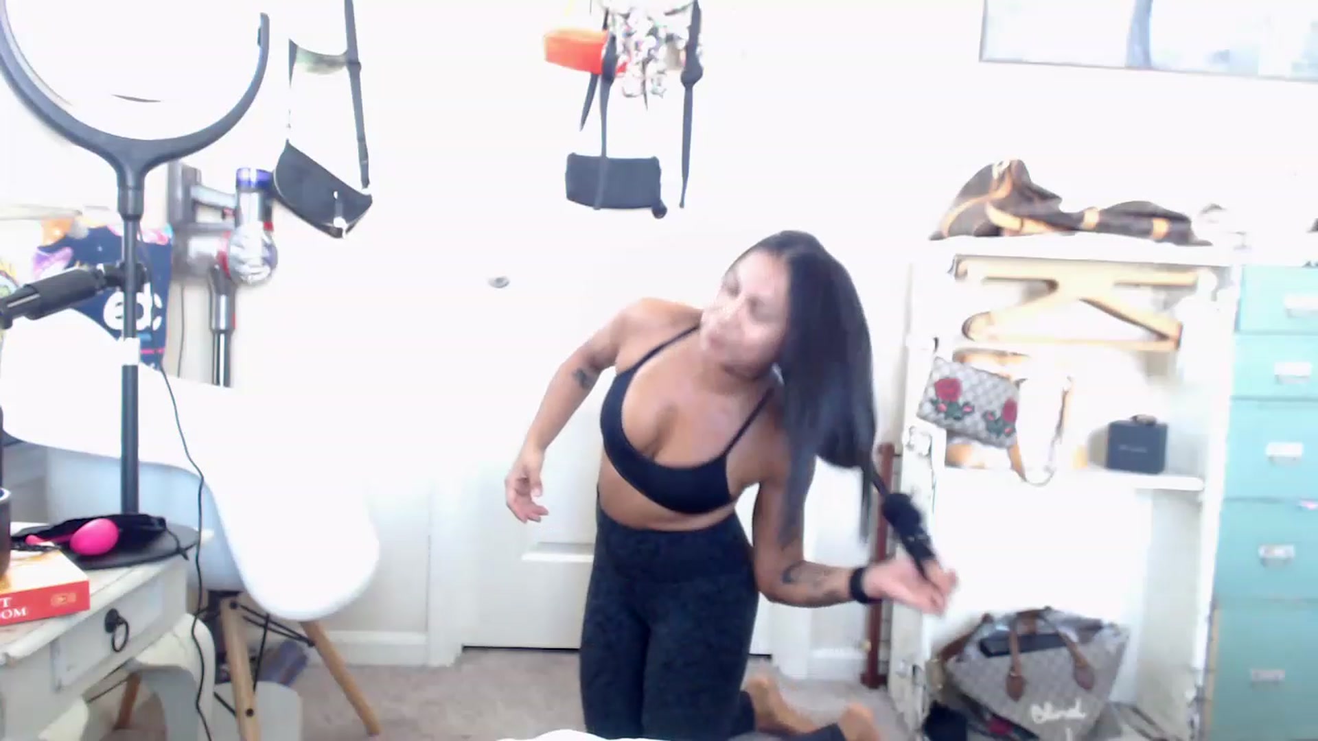 Gallery image thumbnail from jizzgooglez's myfreecams stream on, 03/07/2023, 20:57 image 6 of 20