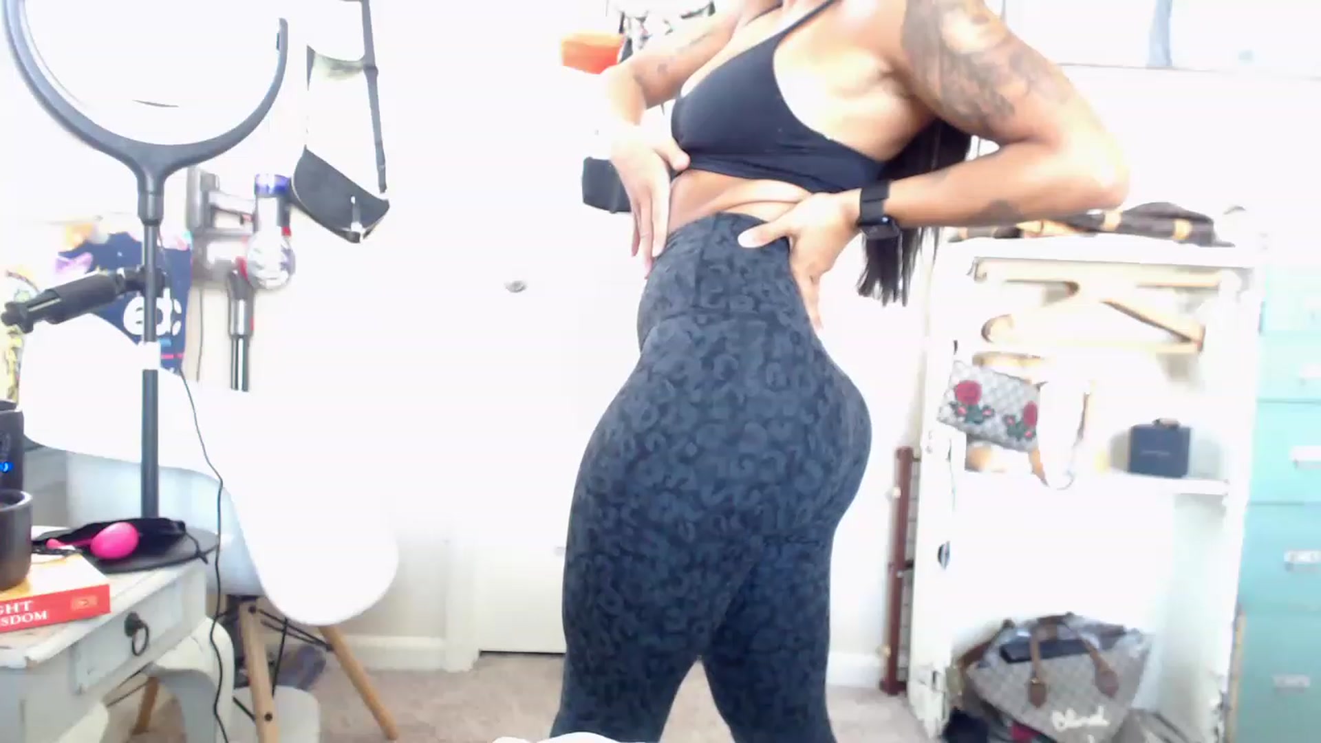 Gallery image thumbnail from jizzgooglez's myfreecams stream on, 03/07/2023, 20:57 image 9 of 20