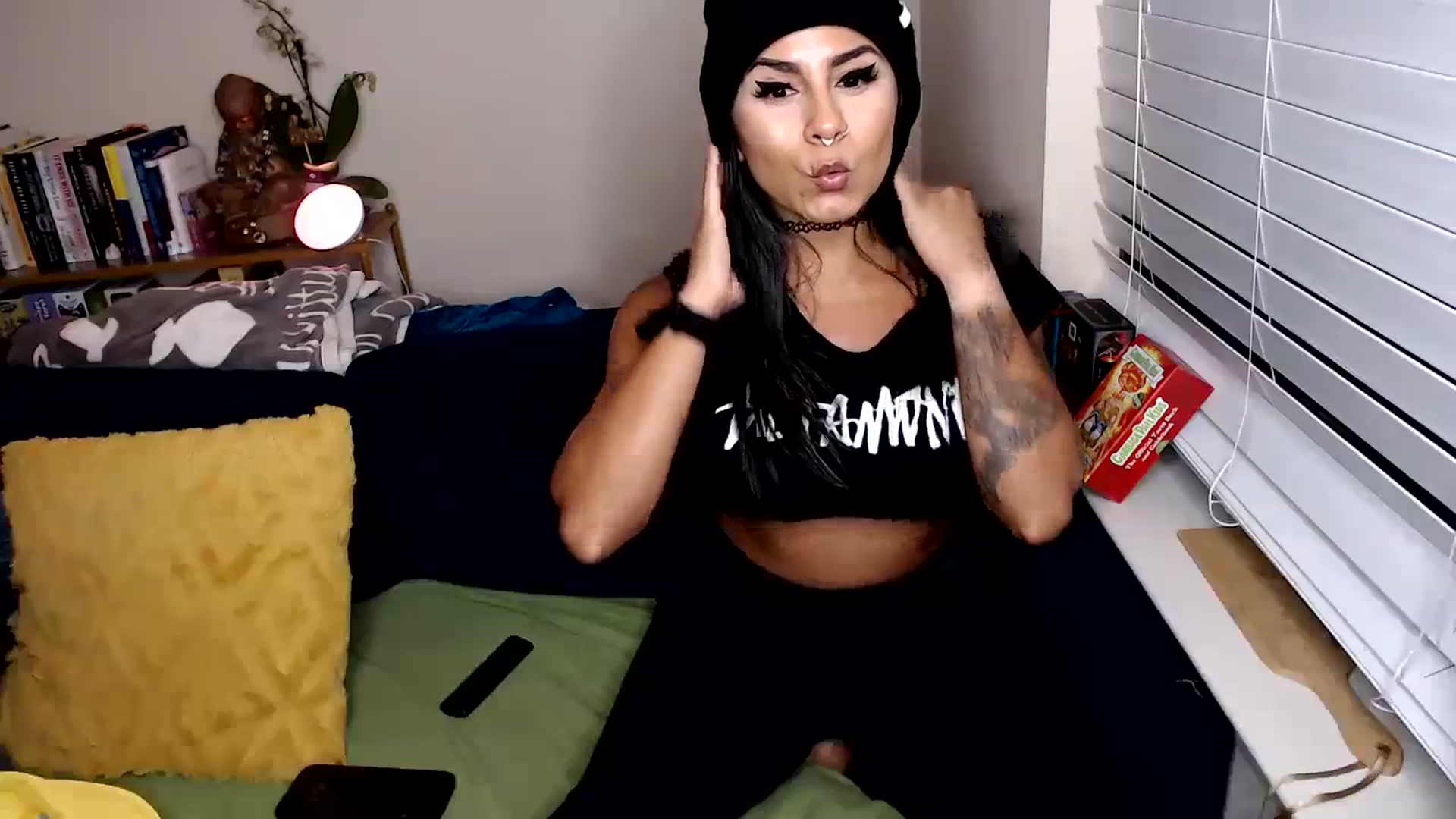 Gallery image thumbnail from jizzgooglez's myfreecams stream on, 03/30/2024, 01:16 image 20 of 20