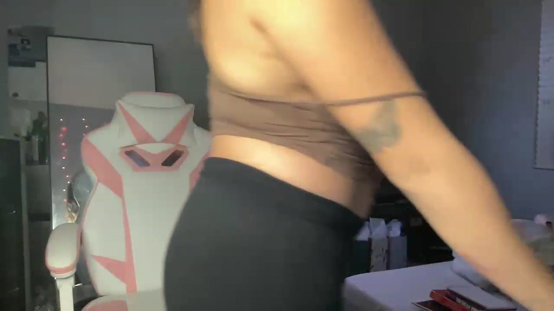 Gallery image thumbnail from juicyjujuu's myfreecams stream on, 12/16/2022, 09:18 image 4 of 20