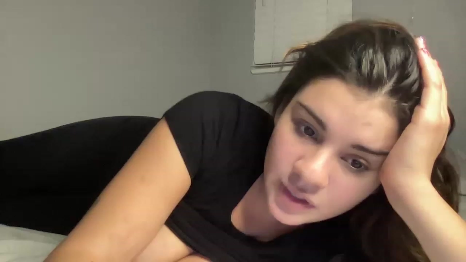 Gallery image thumbnail from juicyjujuu's myfreecams stream on, 12/18/2022, 10:09 image 3 of 20