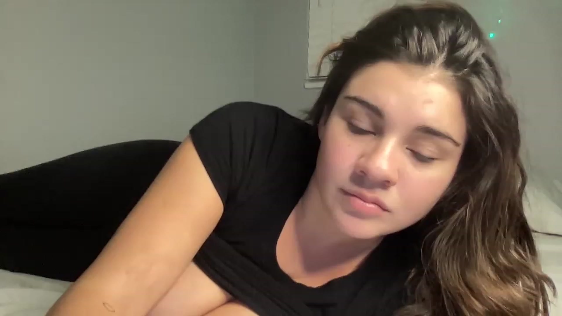 Gallery image thumbnail from juicyjujuu's myfreecams stream on, 12/18/2022, 10:09 image 4 of 20
