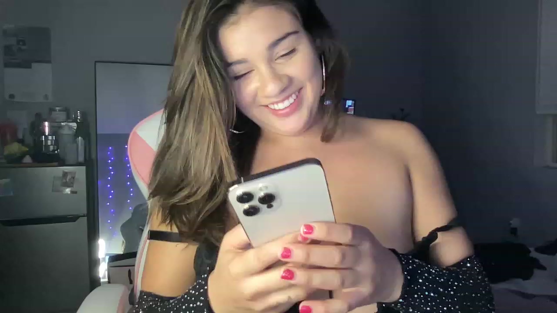 Gallery image thumbnail from juicyjujuu's myfreecams stream on, 12/27/2022, 10:16 image 3 of 20
