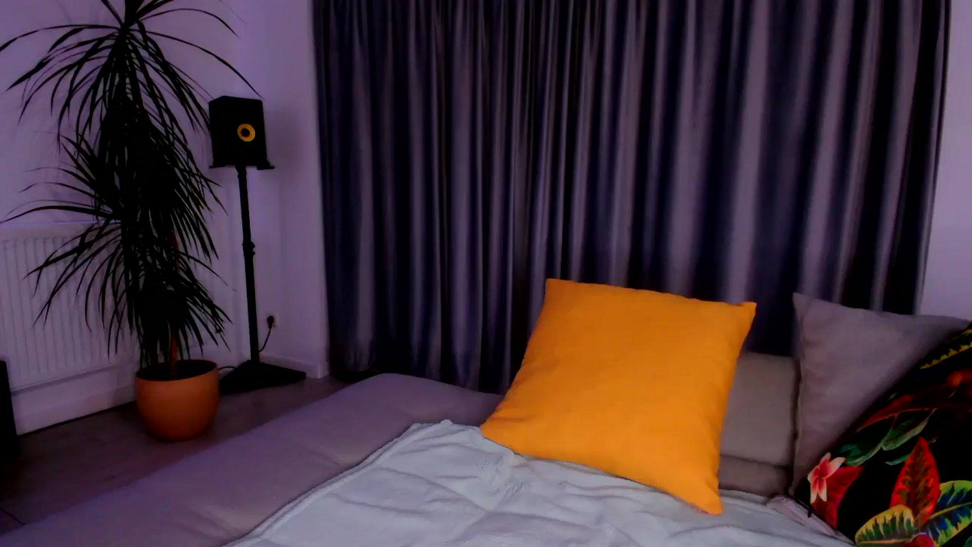 Gallery image thumbnail from just_elle's myfreecams stream on, 10/18/2025, 21:29 image 8 of 20