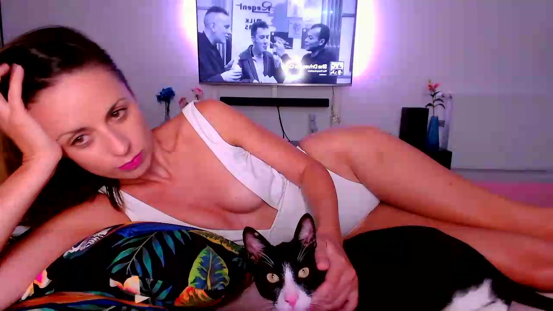 Gallery image thumbnail from just_elle's myfreecams stream on, 08/29/2026, 21:20 image 15 of 20