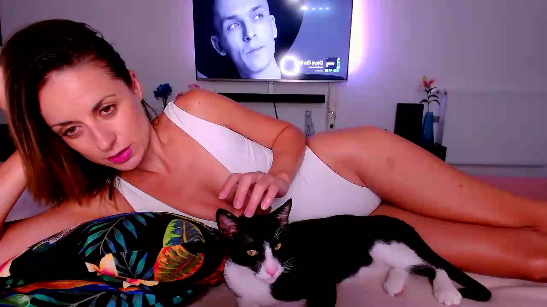 Gallery image thumbnail from just_elle's myfreecams stream on, 08/29/2026, 21:20 image 17 of 20