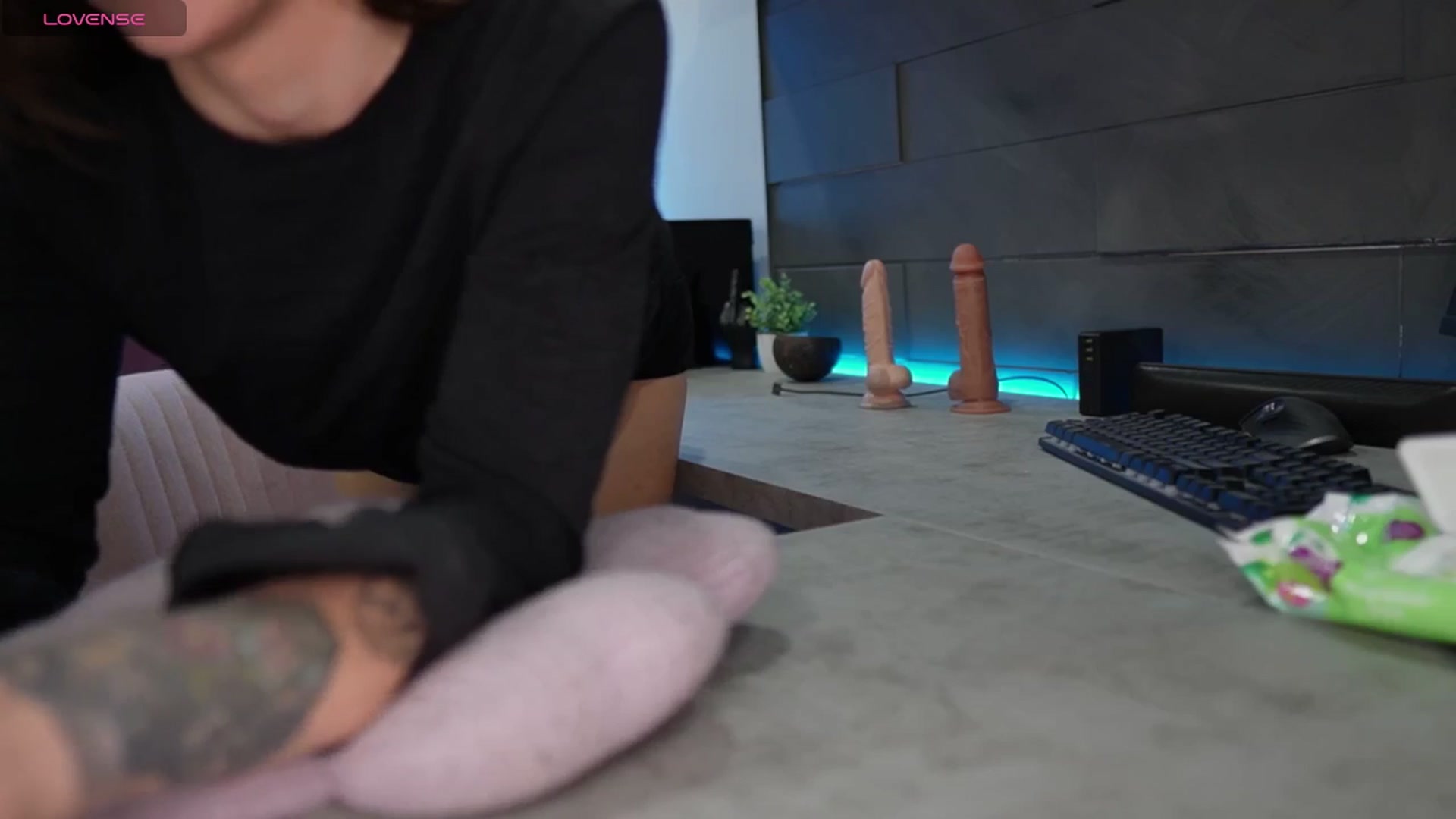 Gallery image thumbnail from just_erika's myfreecams stream on, 12/16/2025, 22:49 image 18 of 20
