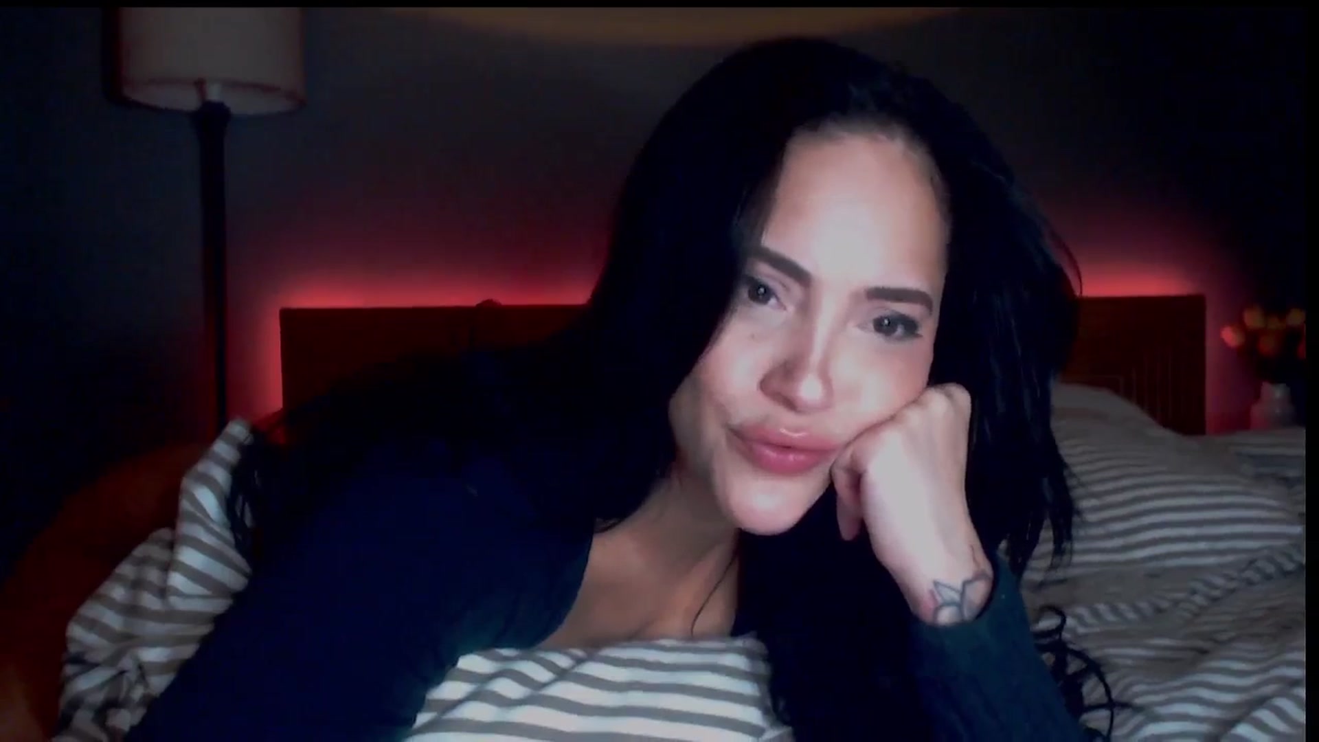 Gallery image thumbnail from justagirl_'s myfreecams stream on, 12/19/2024, 06:46 image 11 of 20