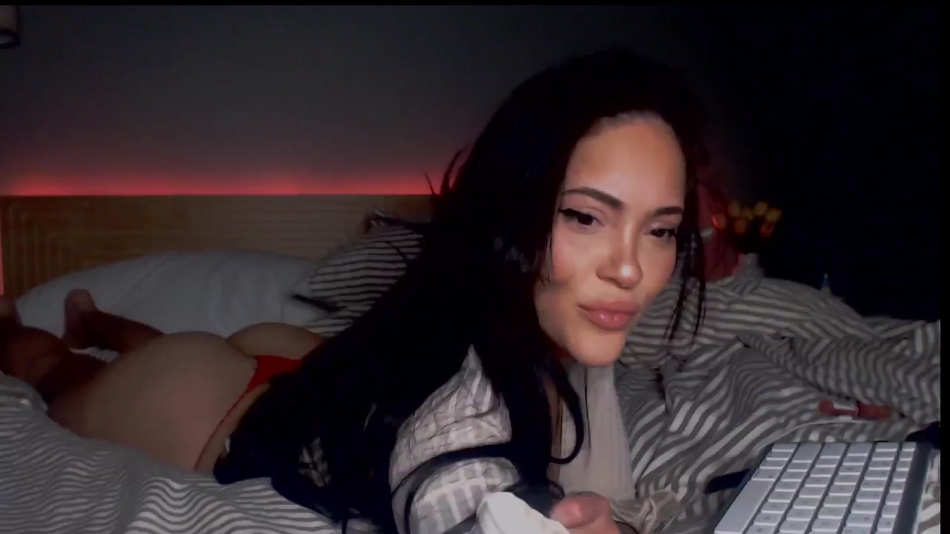 Gallery image thumbnail from justagirl_'s myfreecams stream on, 12/20/2024, 06:35 image 3 of 20