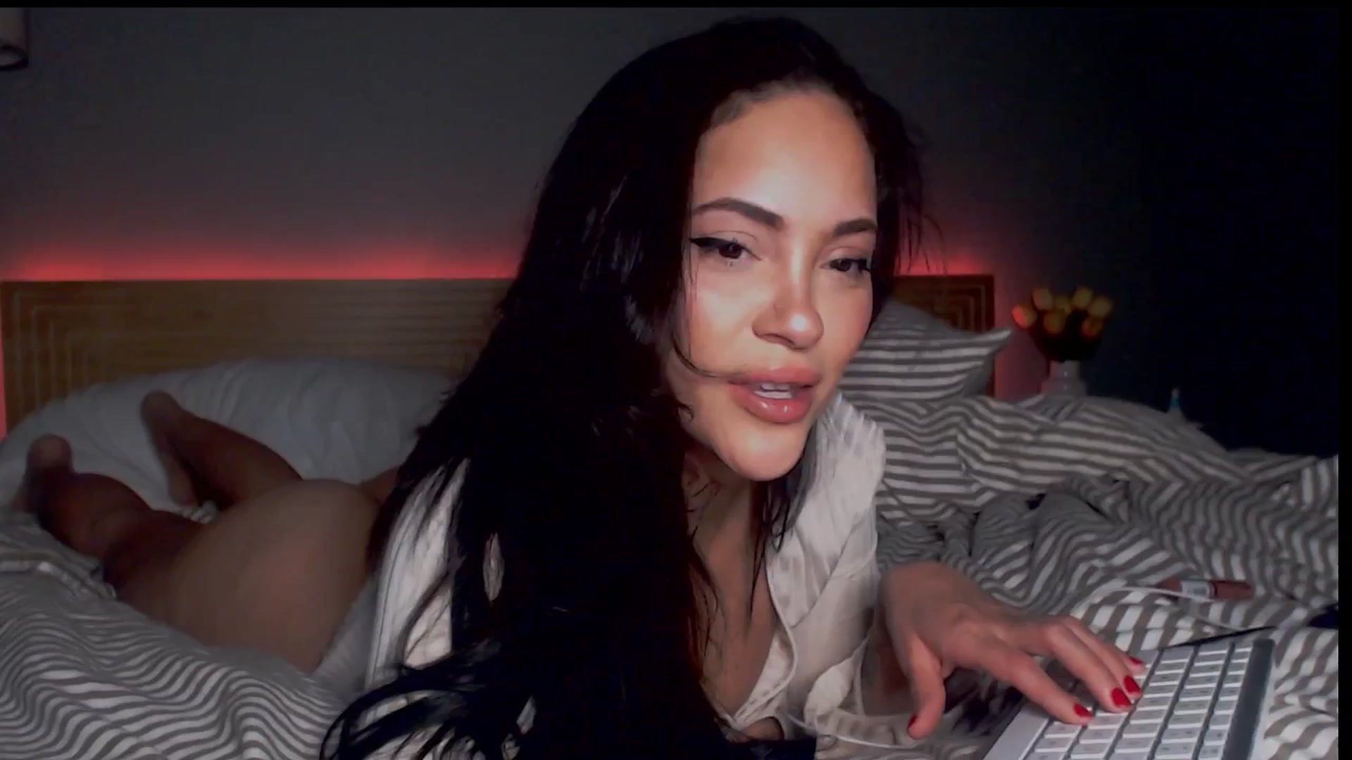 Gallery image thumbnail from justagirl_'s myfreecams stream on, 12/20/2024, 06:35 image 5 of 20