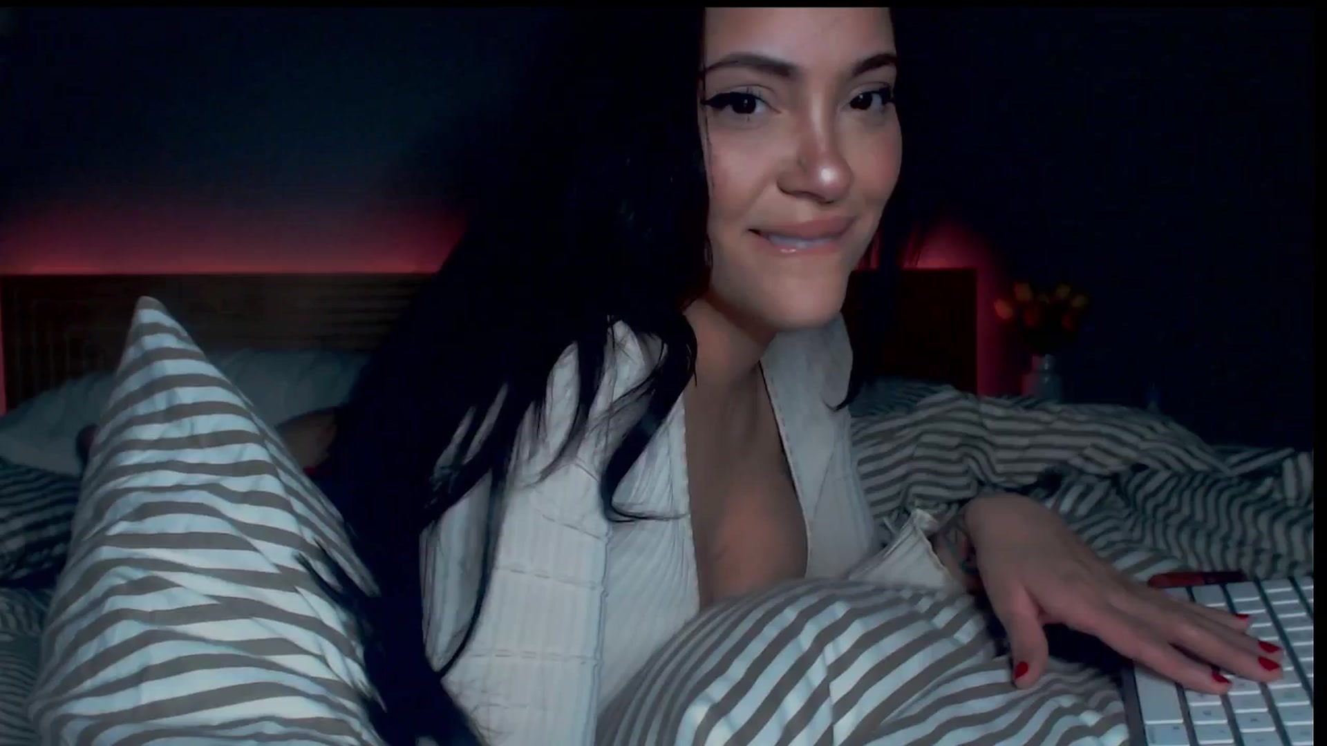 Gallery image thumbnail from justagirl_'s myfreecams stream on, 12/20/2024, 06:35 image 7 of 20