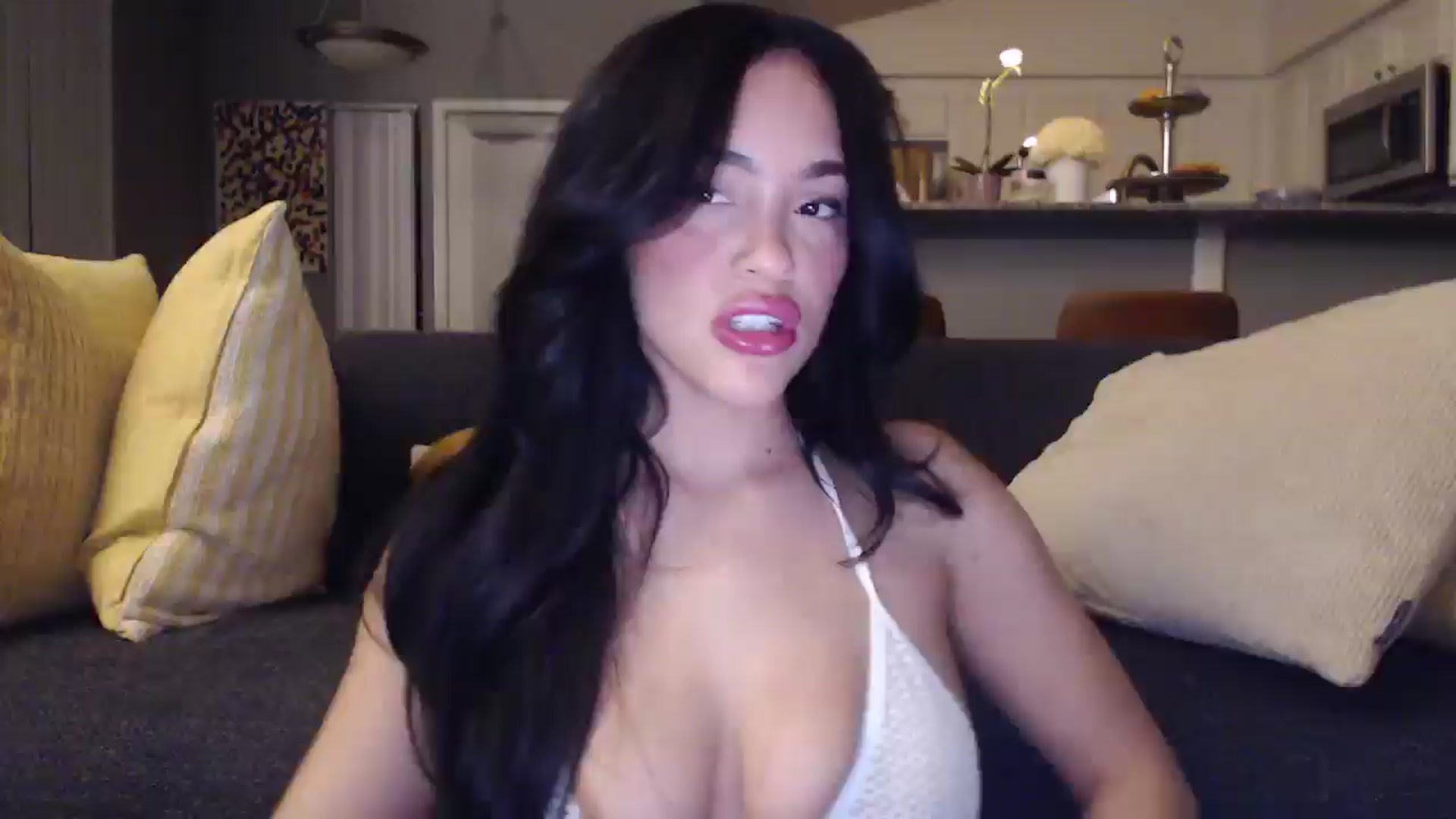 Gallery image thumbnail from justagirl_'s myfreecams stream on, 03/20/2025, 05:49 image 1 of 20