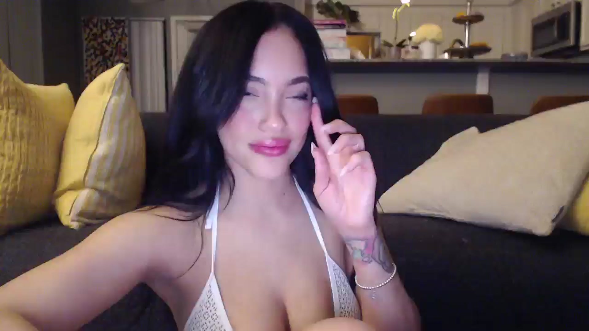 Gallery image thumbnail from justagirl_'s myfreecams stream on, 03/20/2025, 05:49 image 11 of 20