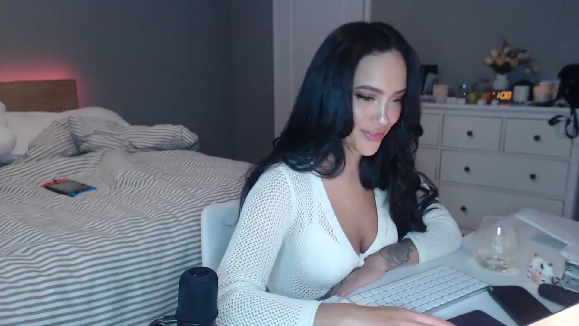 Gallery image thumbnail from justagirl_'s myfreecams stream on, 05/04/2025, 18:37 image 9 of 20