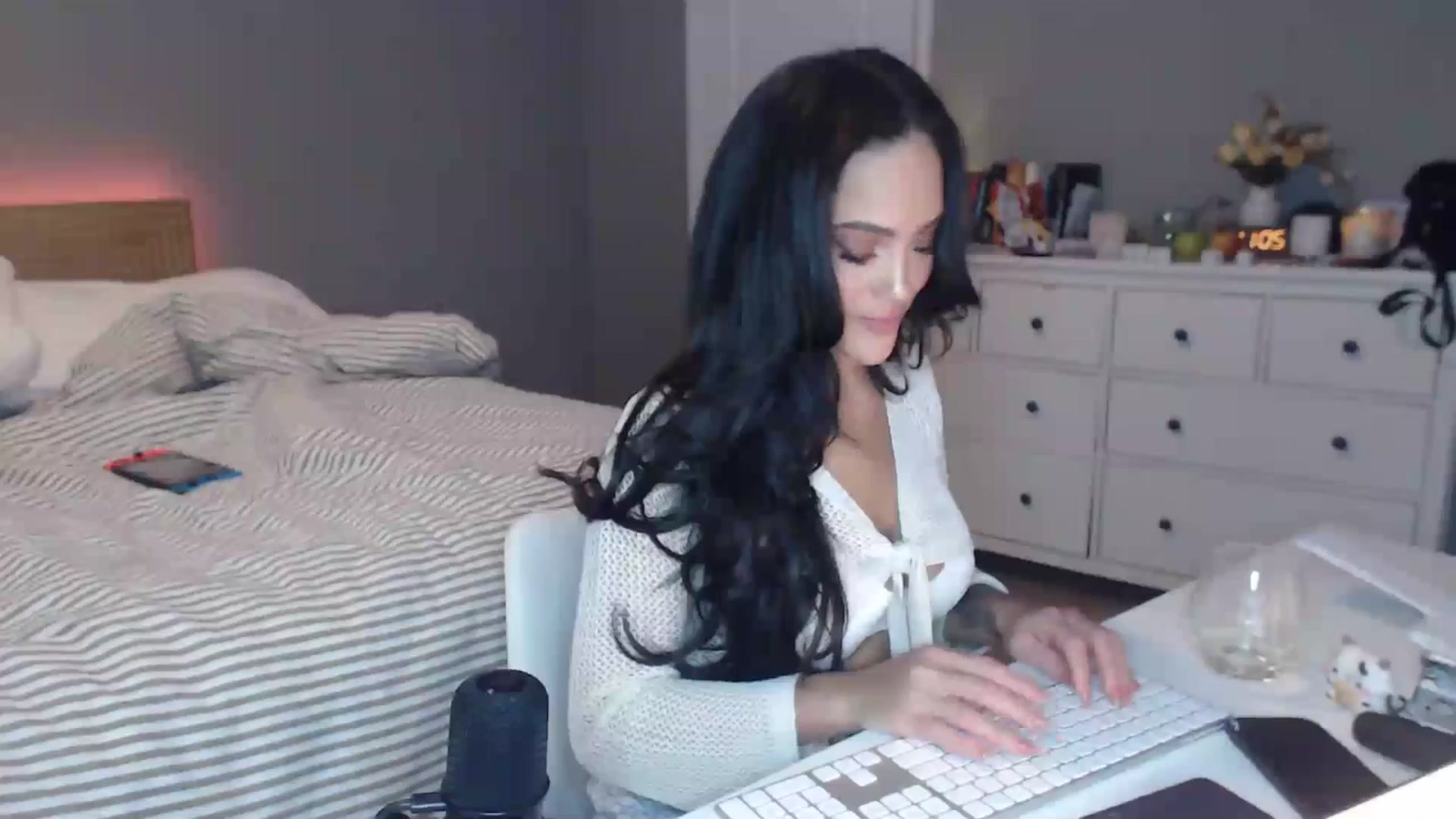 Gallery image thumbnail from justagirl_'s myfreecams stream on, 05/04/2025, 18:37 image 8 of 20