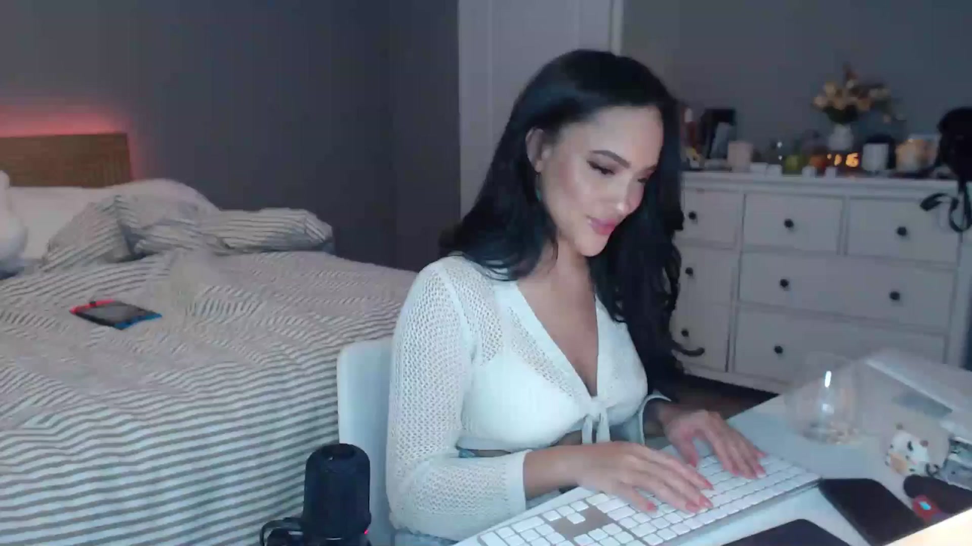 Gallery image thumbnail from justagirl_'s myfreecams stream on, 05/04/2025, 18:37 image 12 of 20