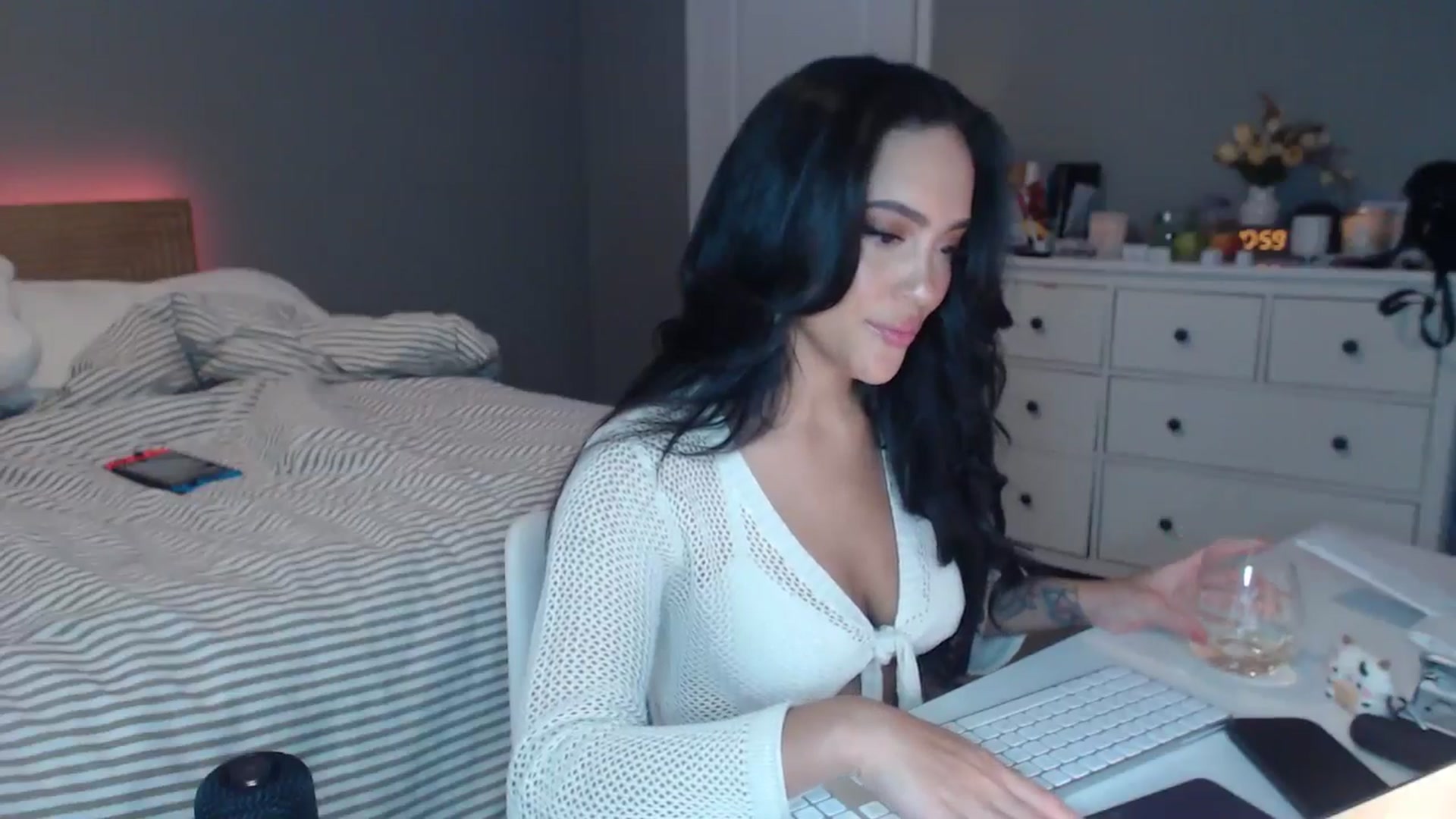 Gallery image thumbnail from justagirl_'s myfreecams stream on, 05/04/2025, 18:37 image 4 of 20