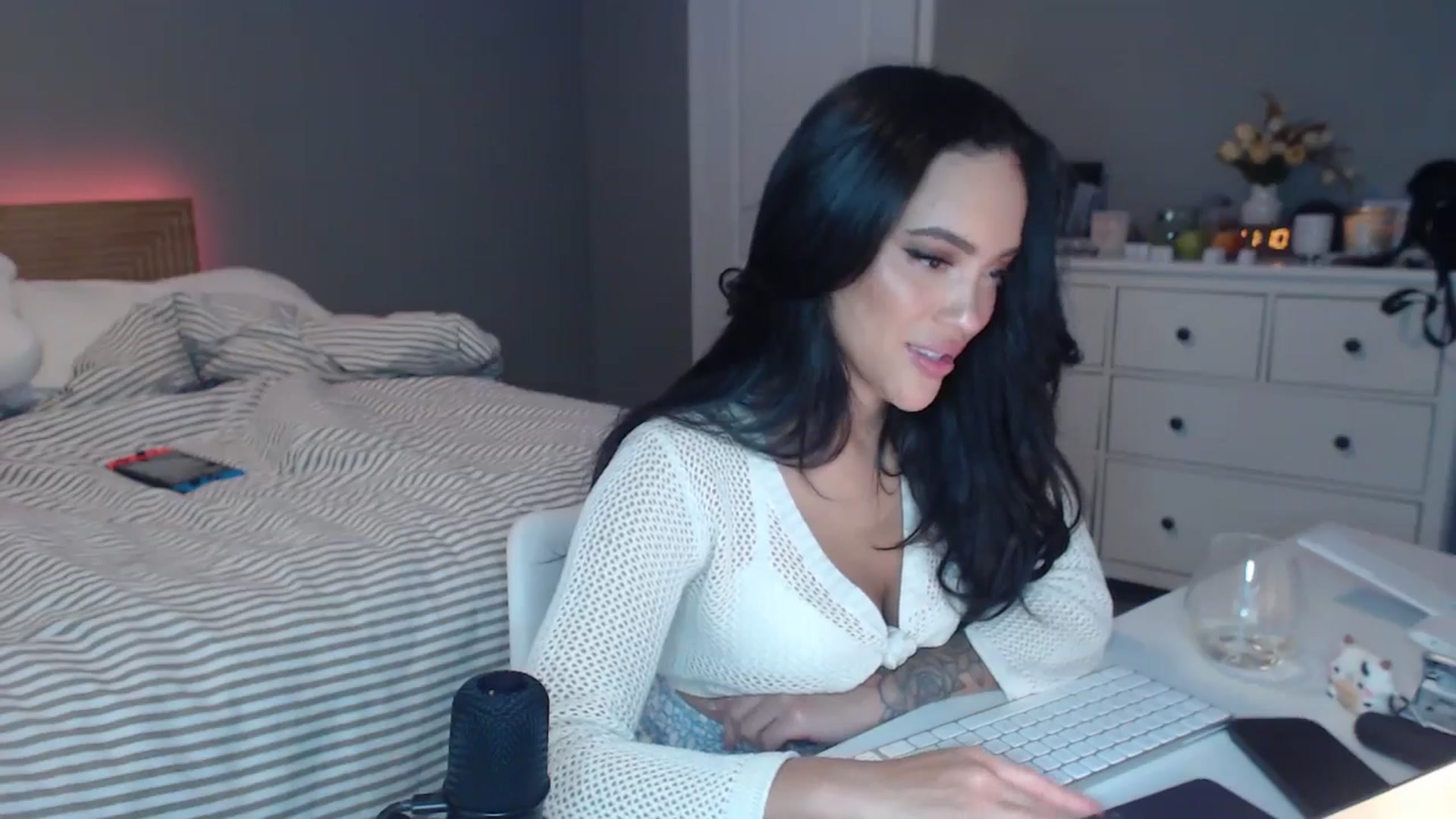 Gallery image thumbnail from justagirl_'s myfreecams stream on, 05/04/2025, 18:37 image 10 of 20