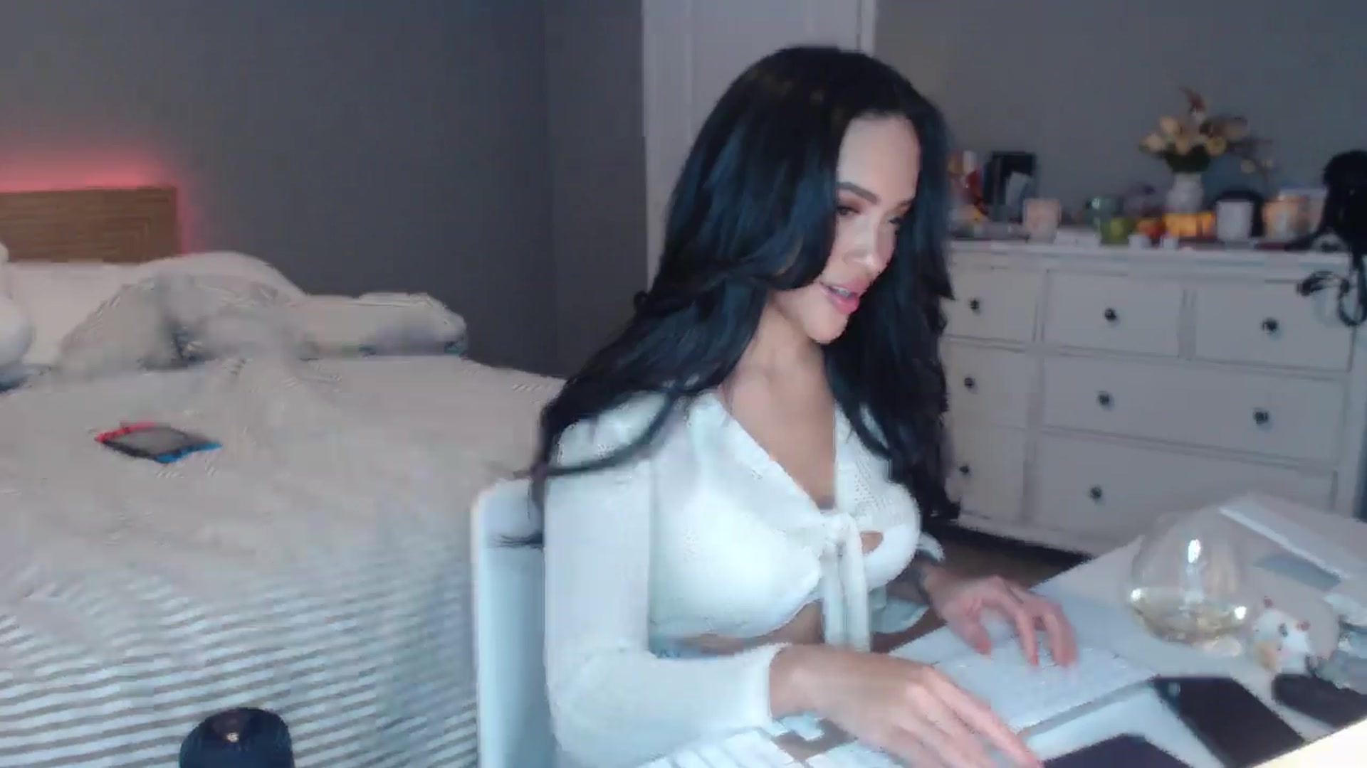 Gallery image thumbnail from justagirl_'s myfreecams stream on, 05/04/2025, 18:37 image 3 of 20